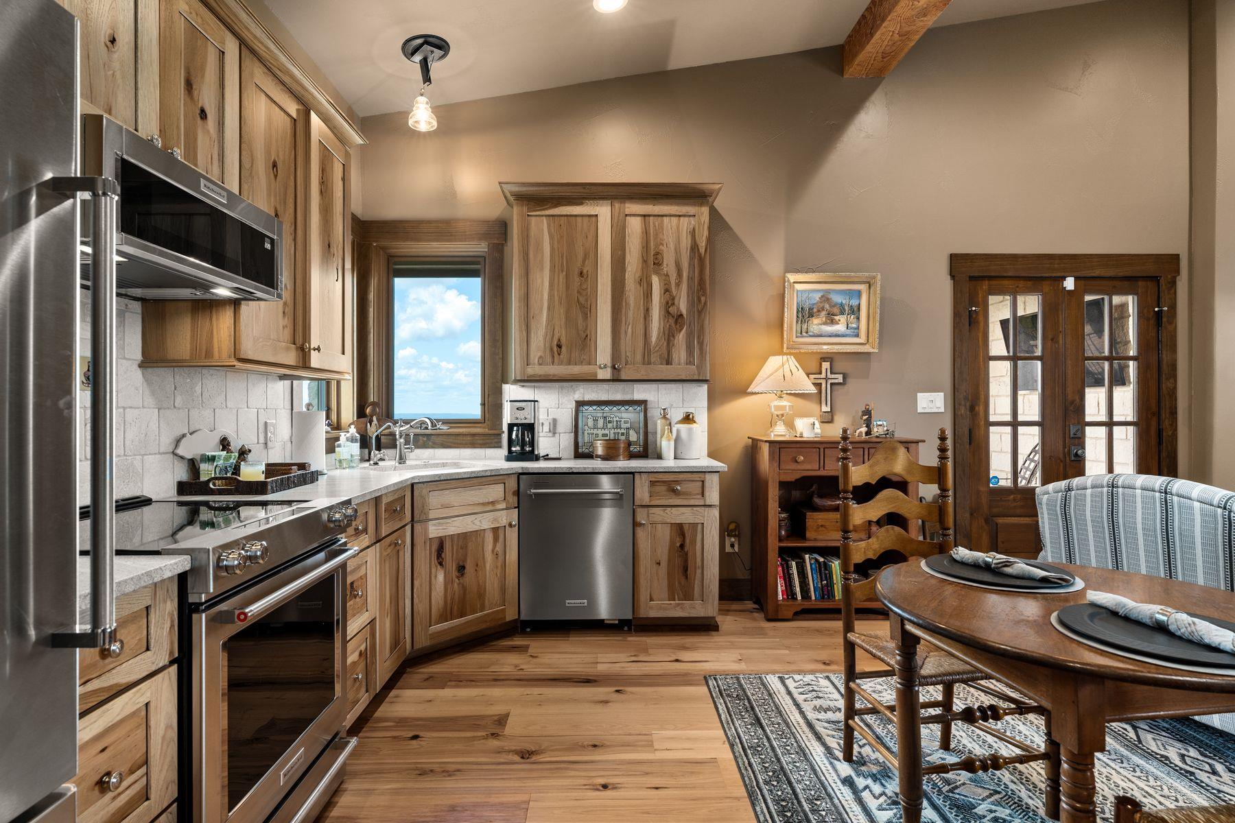 115 Trophy Oak Pt, Fredericksburg, TX 78624