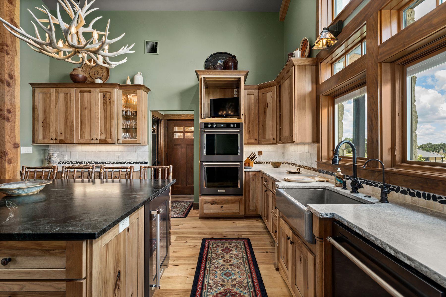 115 Trophy Oak Pt, Fredericksburg, TX 78624