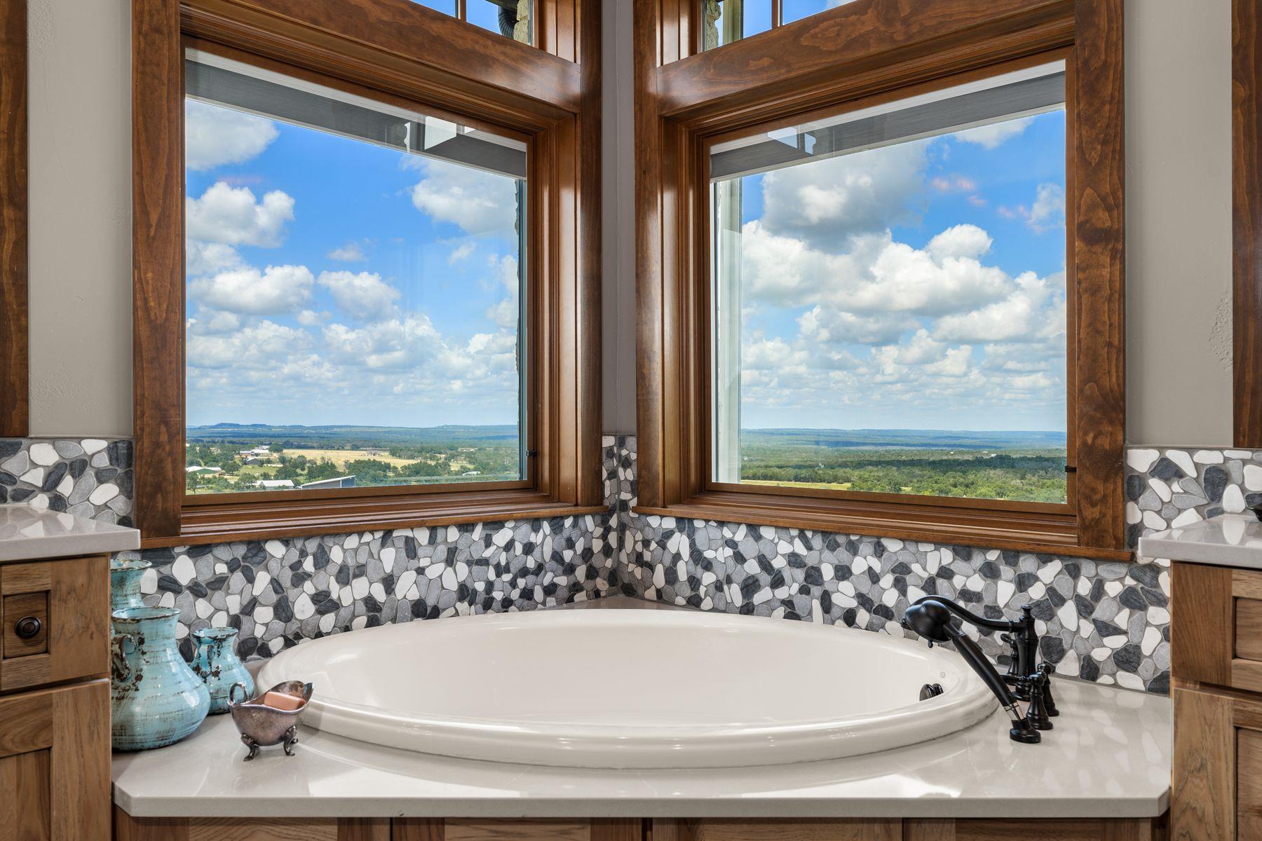 115 Trophy Oak Pt, Fredericksburg, TX 78624