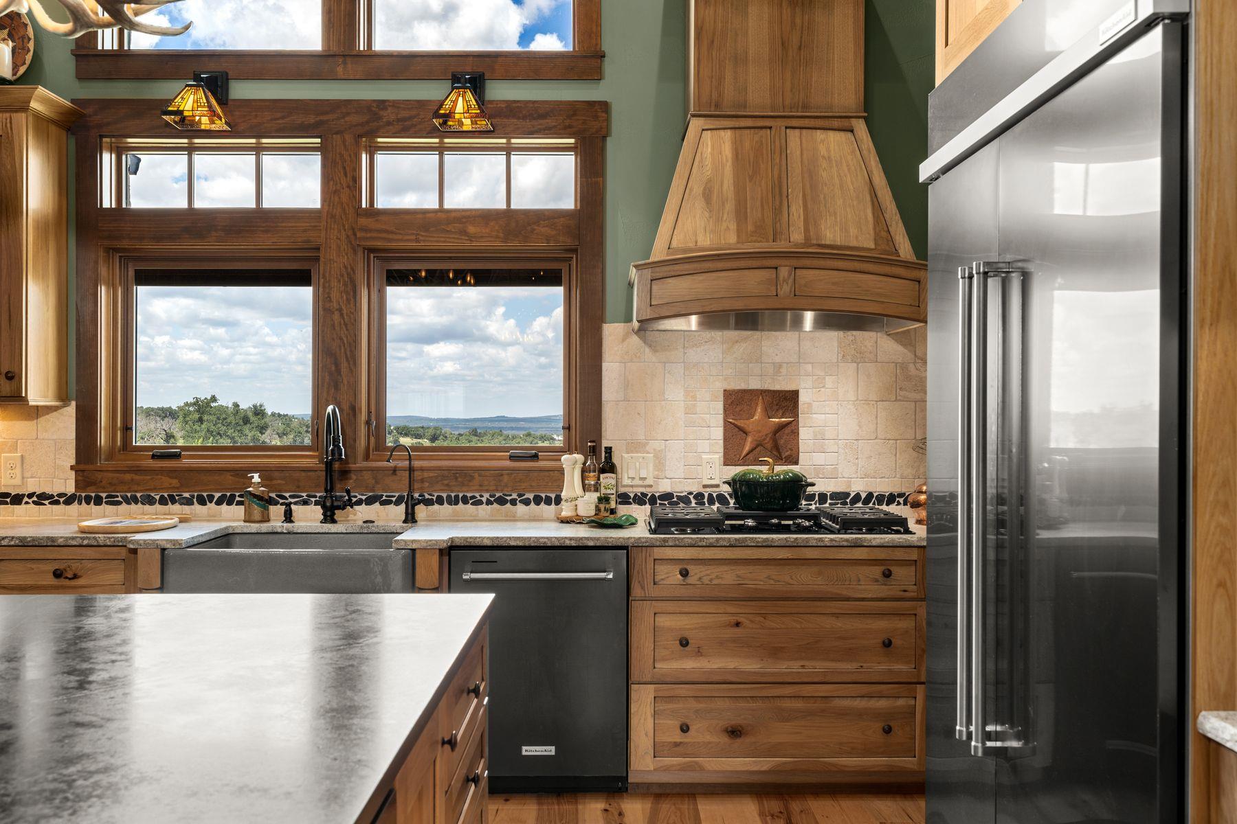 115 Trophy Oak Pt, Fredericksburg, TX 78624
