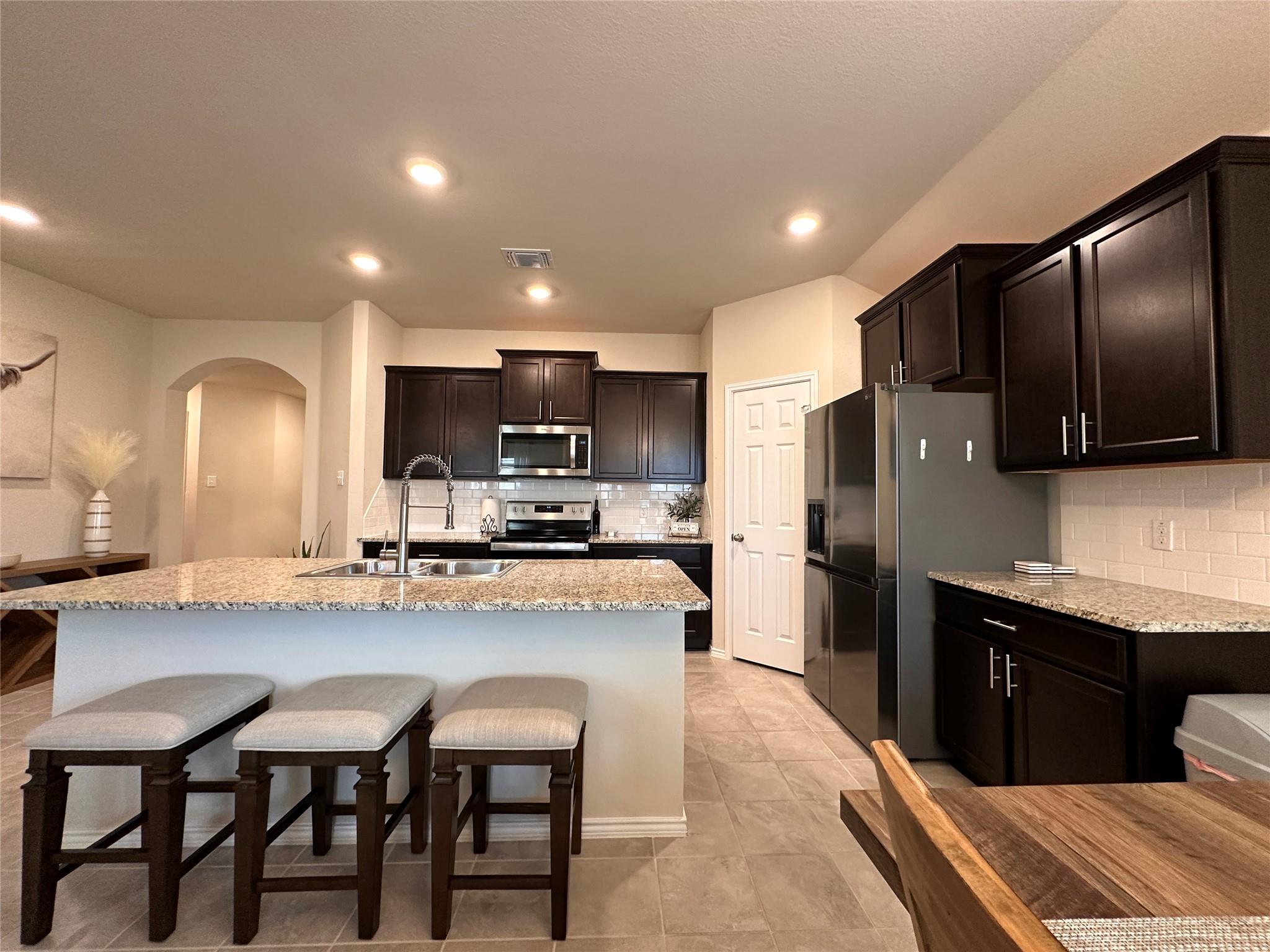 216 Midas Ln, Jarrell, TX 76537