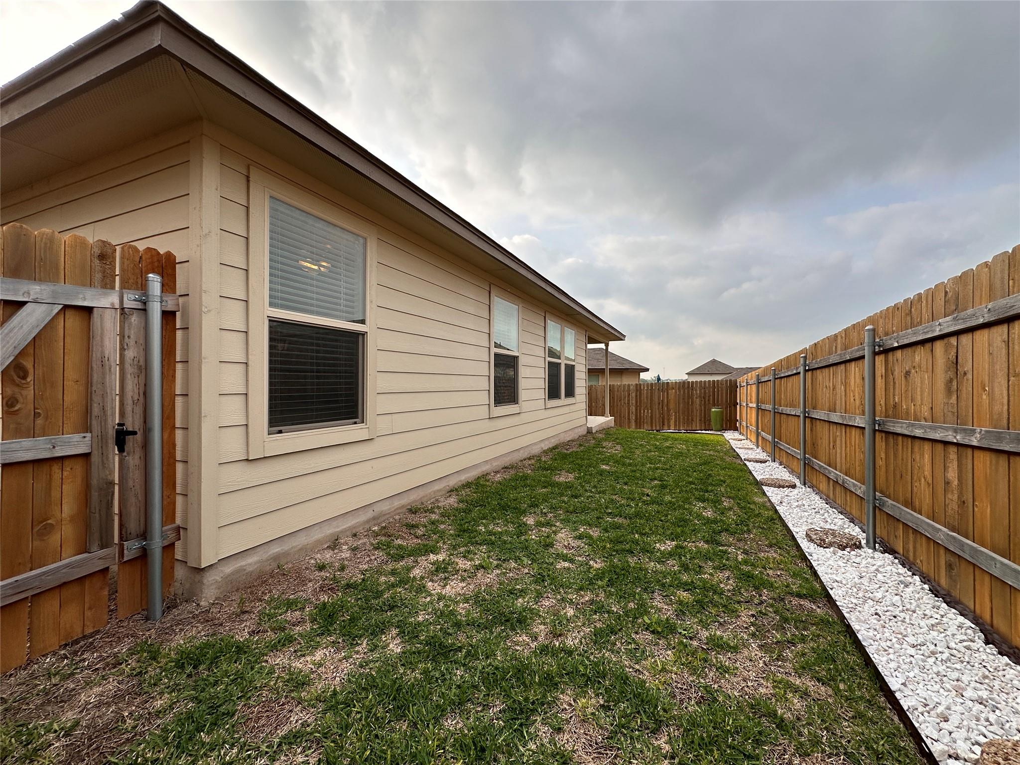 216 Midas Ln, Jarrell, TX 76537