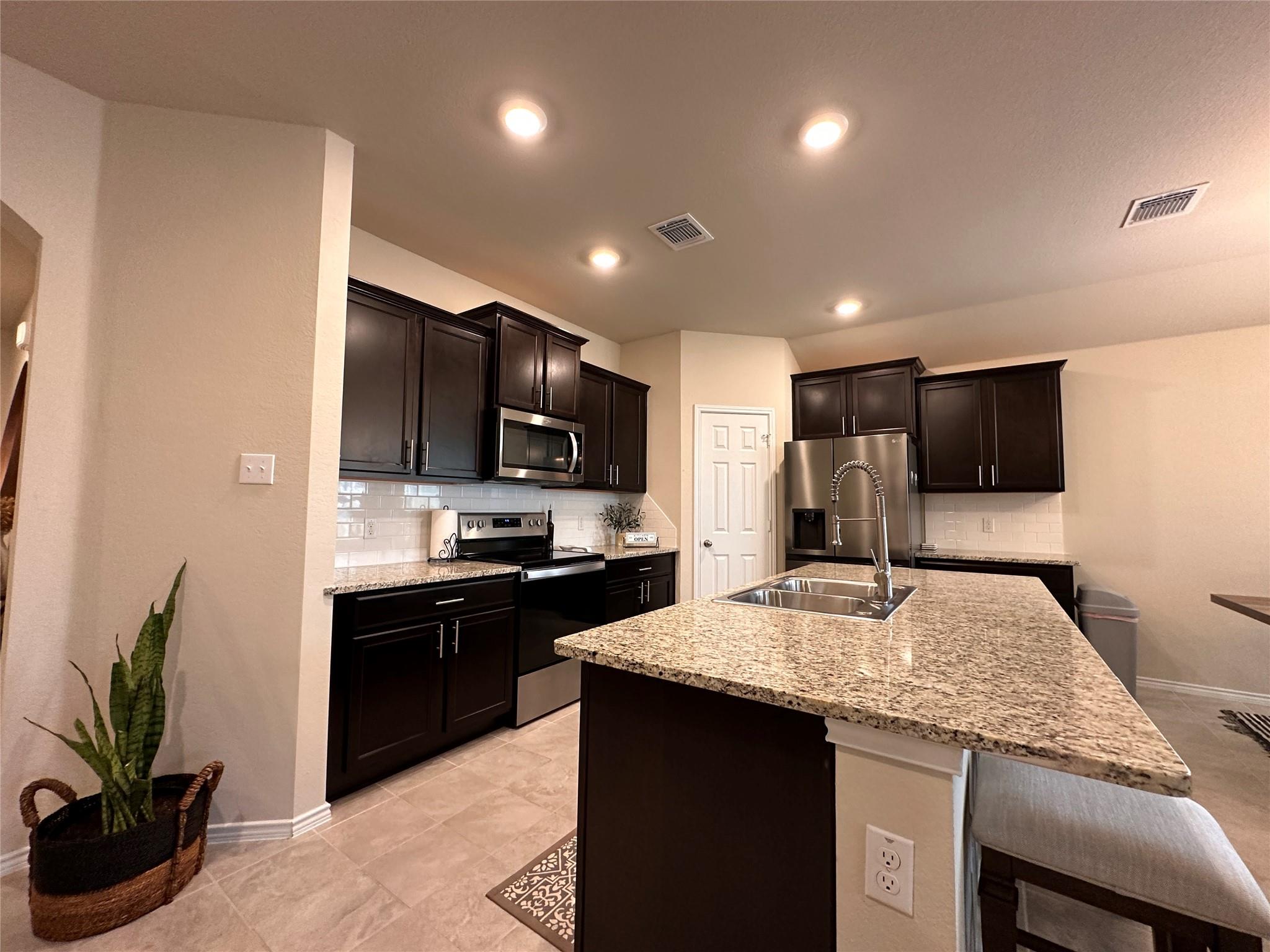 216 Midas Ln, Jarrell, TX 76537