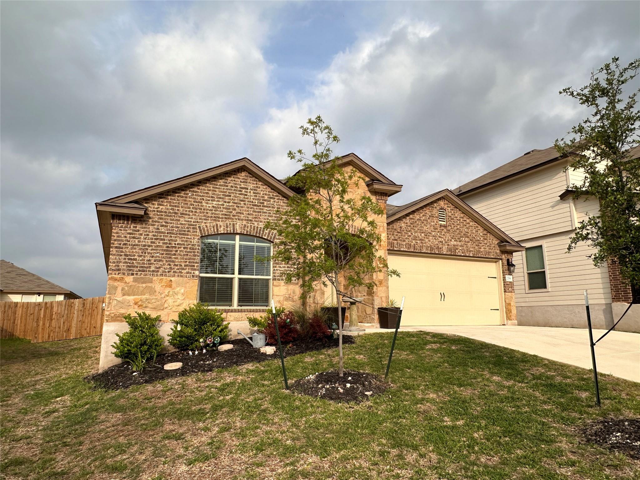 216 Midas Ln, Jarrell, TX 76537