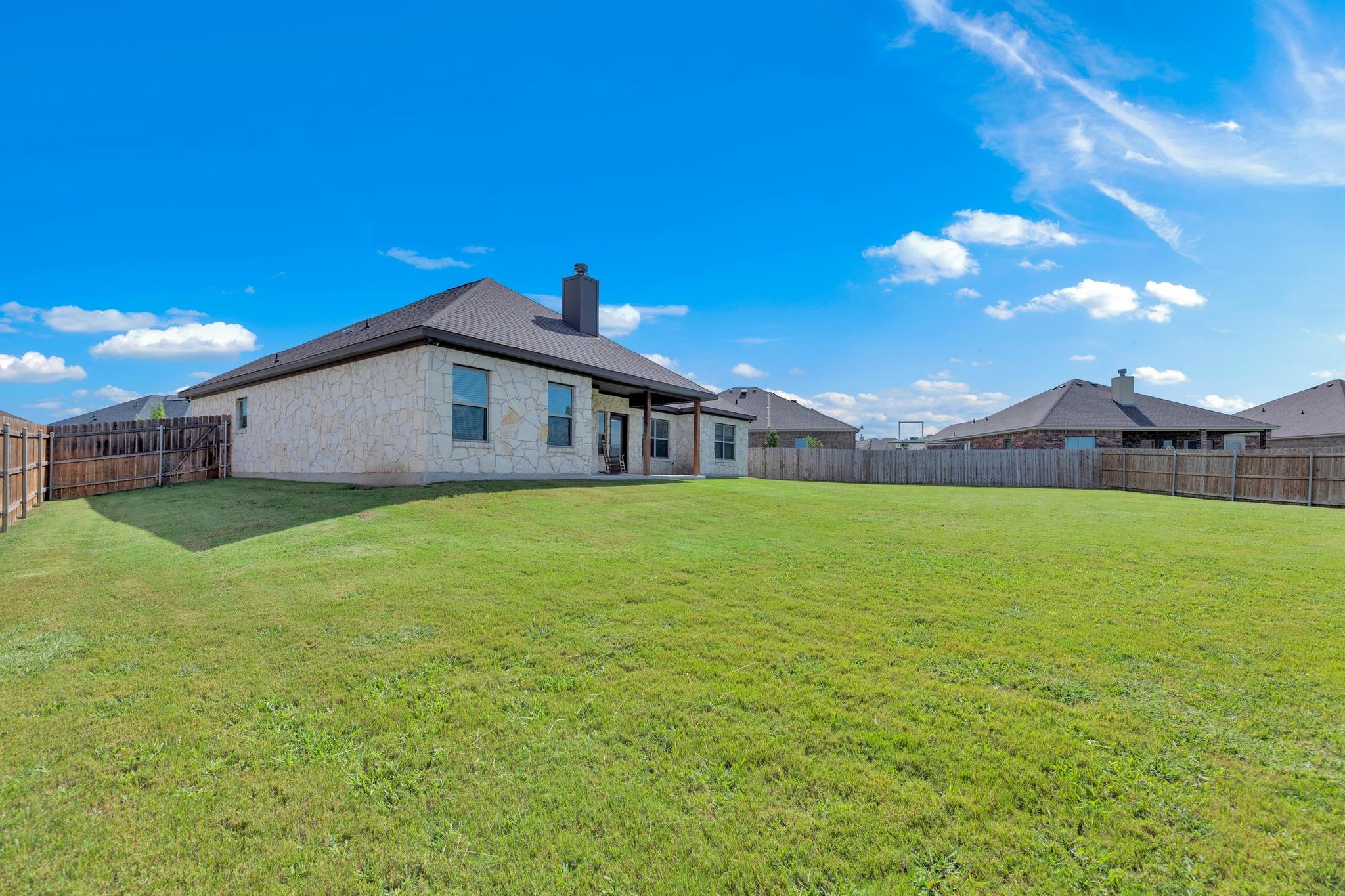 105 Don Dr, Jarrell, TX 76537