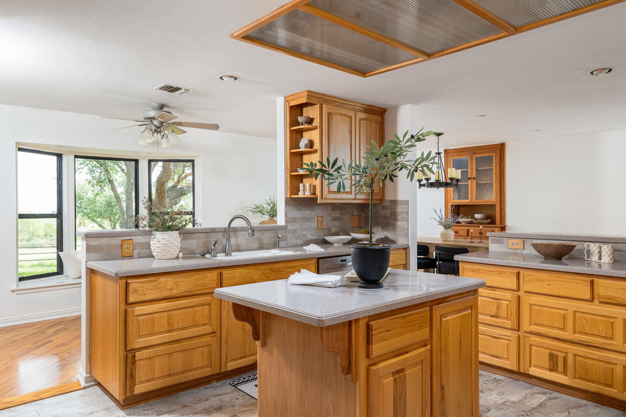 800 County Road 458 Rd, Coupland, TX 78615