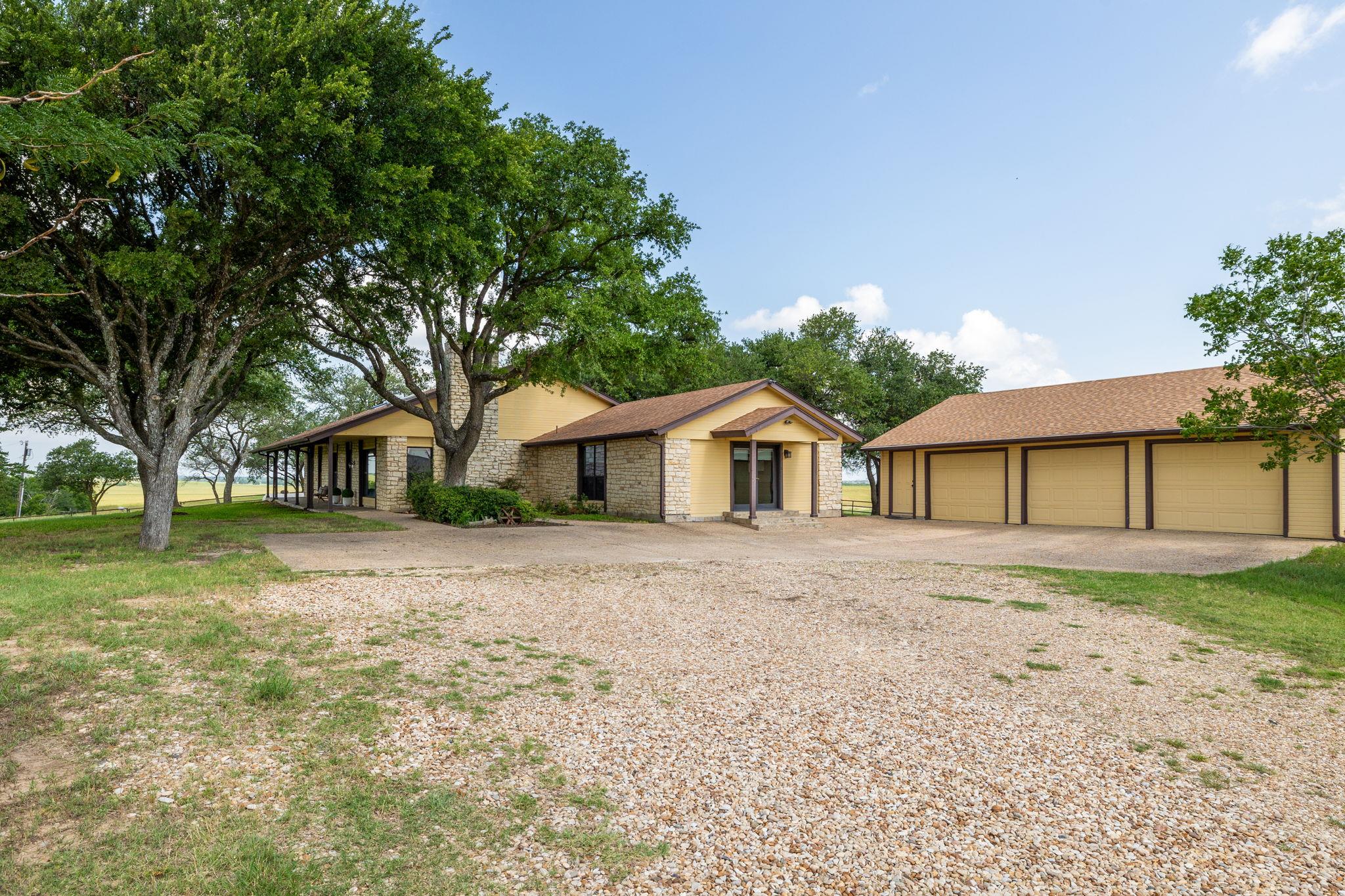 800 County Road 458 Rd, Coupland, TX 78615