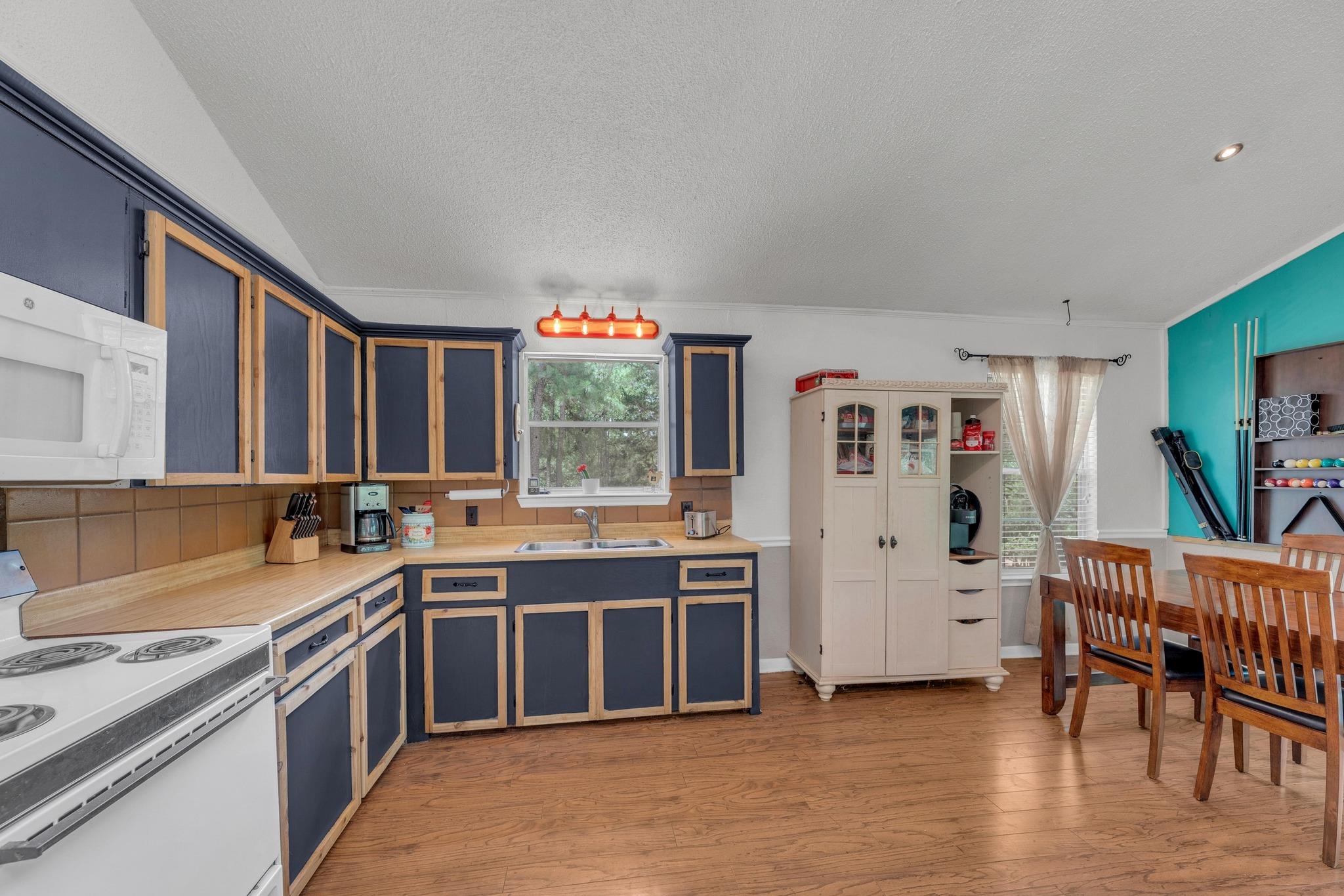 928 Moccasin Trl, La Grange, TX 78945