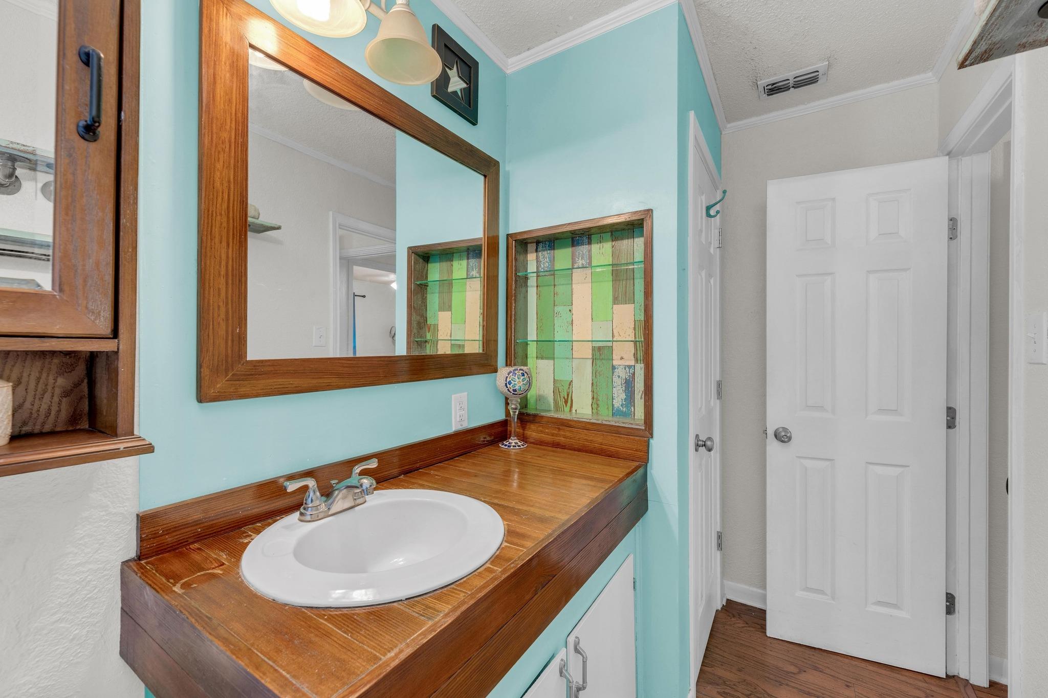 928 Moccasin Trl, La Grange, TX 78945