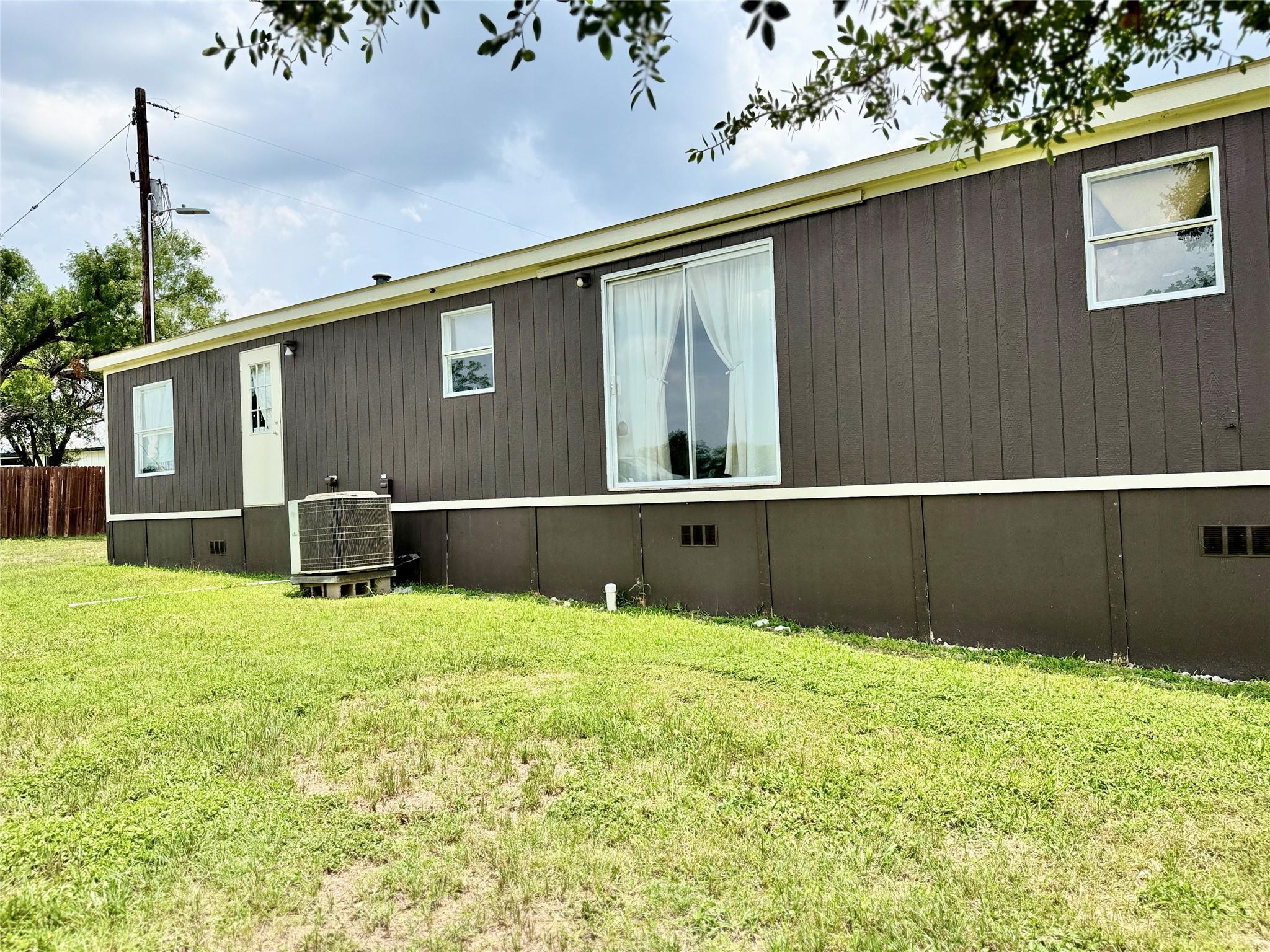 179 Sierra Rosa Dr, Cedar Creek, TX 78612