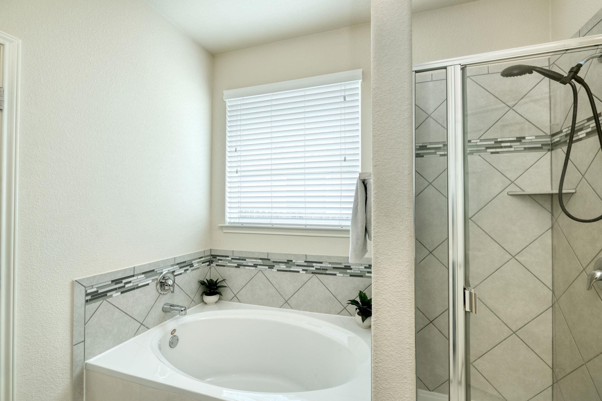 401 Hyltin St, Hutto, TX 78634