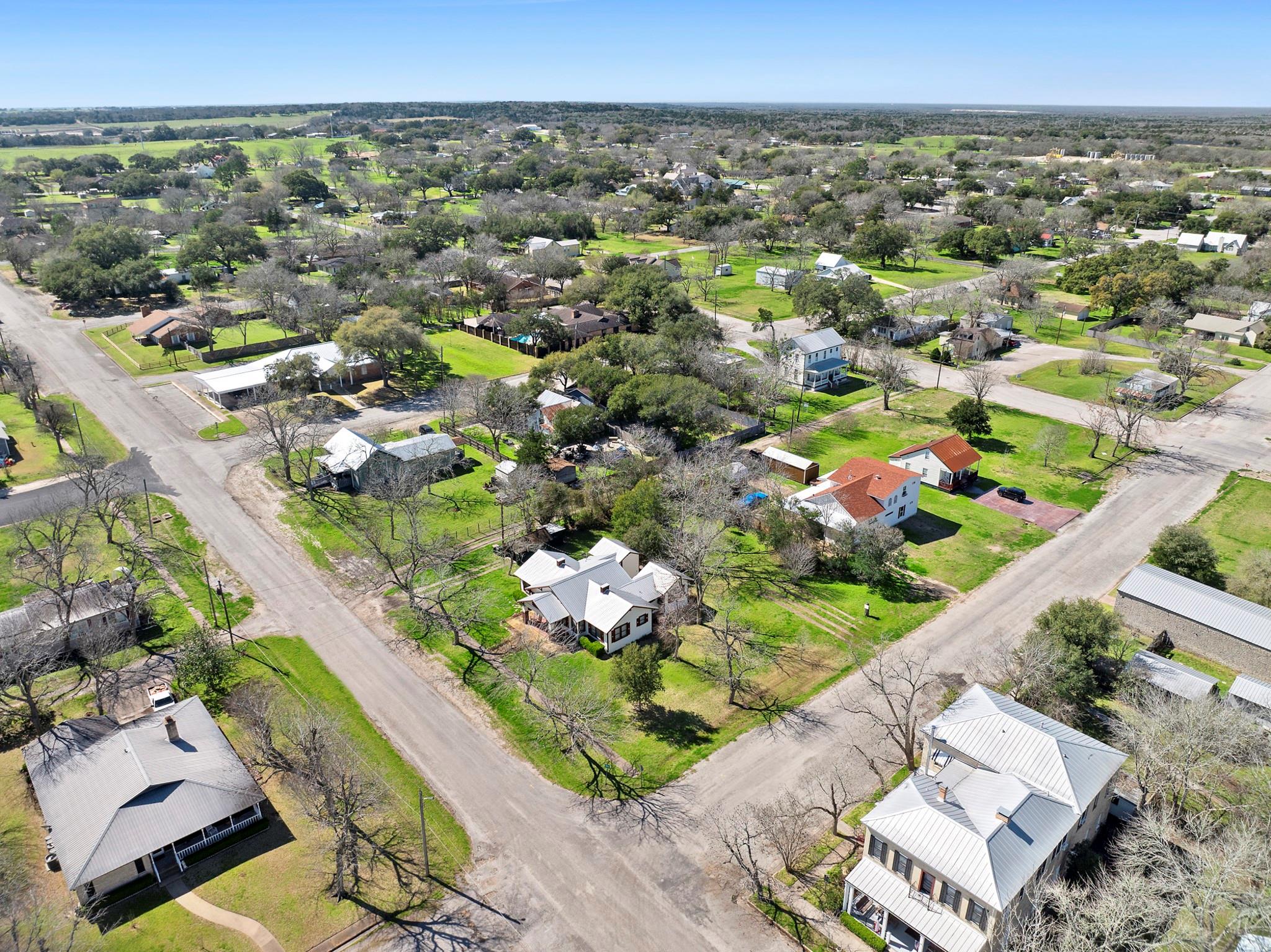 306 S Market St, Flatonia, TX 78941