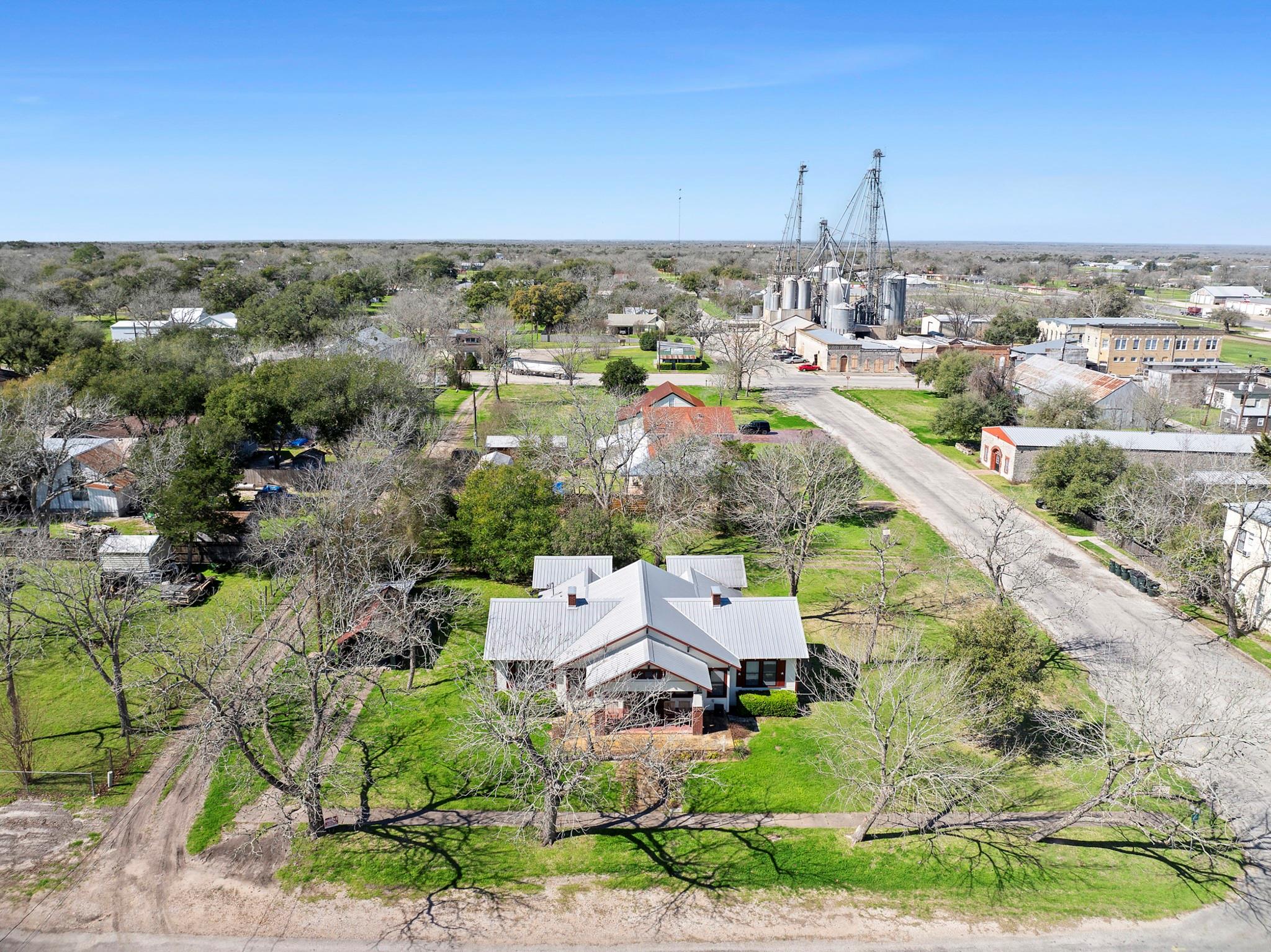 306 S Market St, Flatonia, TX 78941