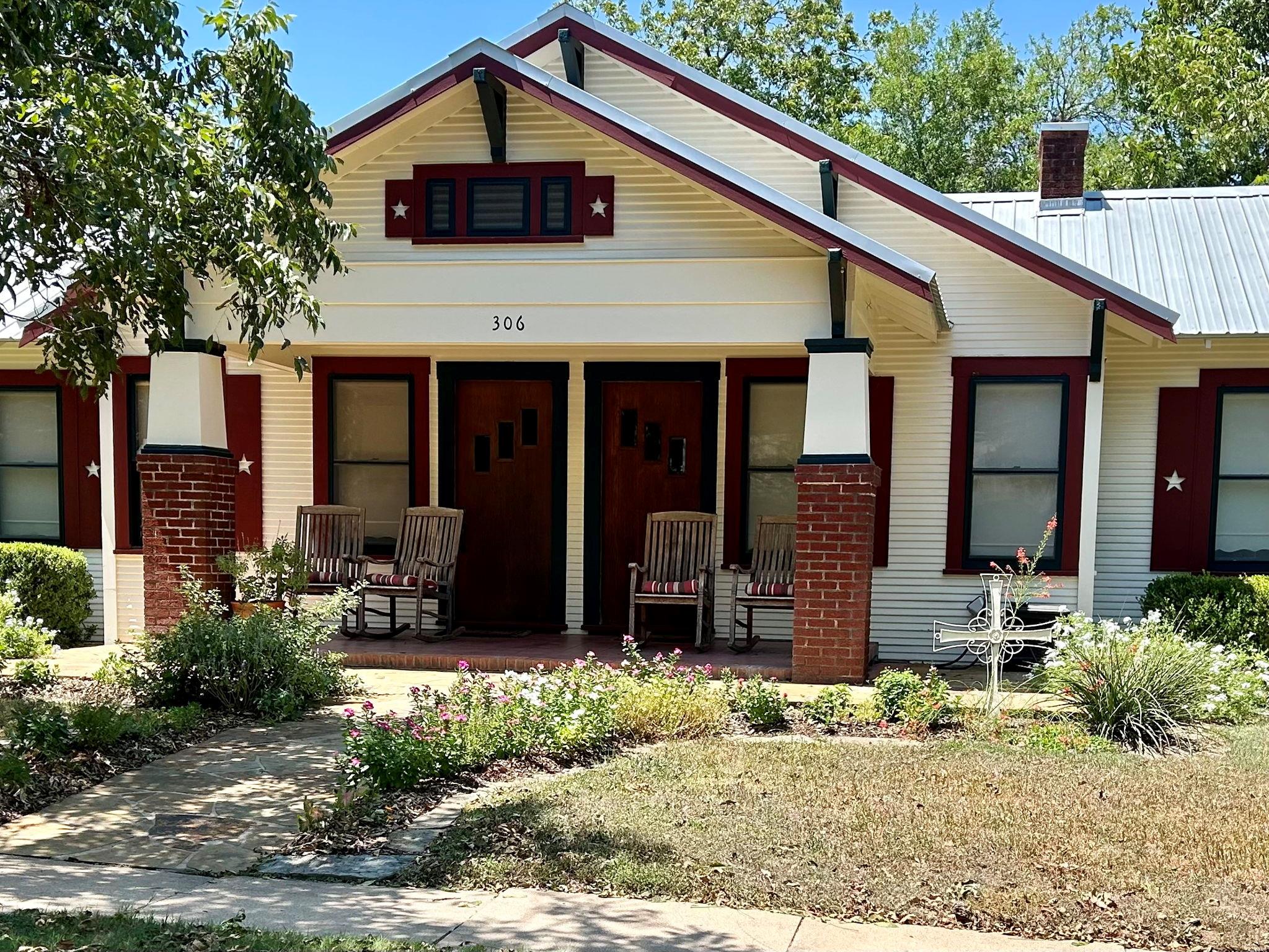 306 S Market St, Flatonia, TX 78941