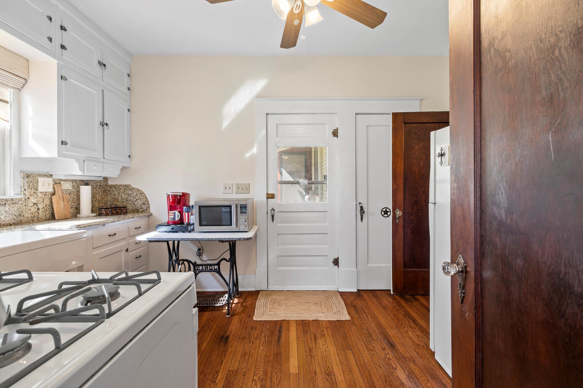 306 S Market St, Flatonia, TX 78941