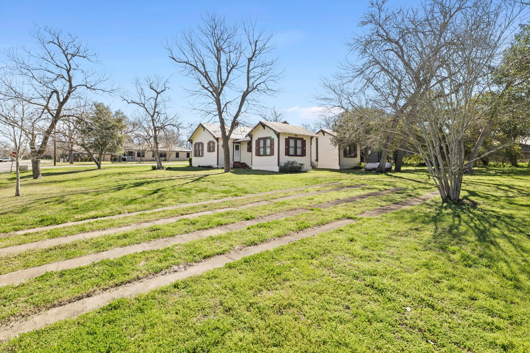306 S Market St, Flatonia, TX 78941