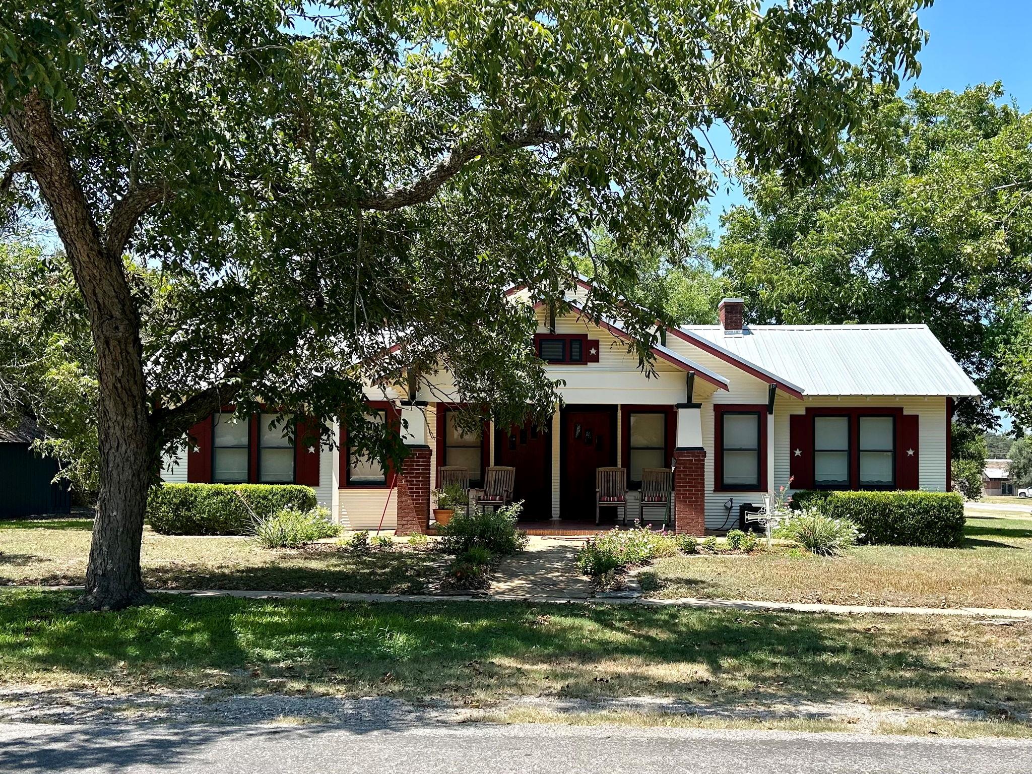 306 S Market St, Flatonia, TX 78941