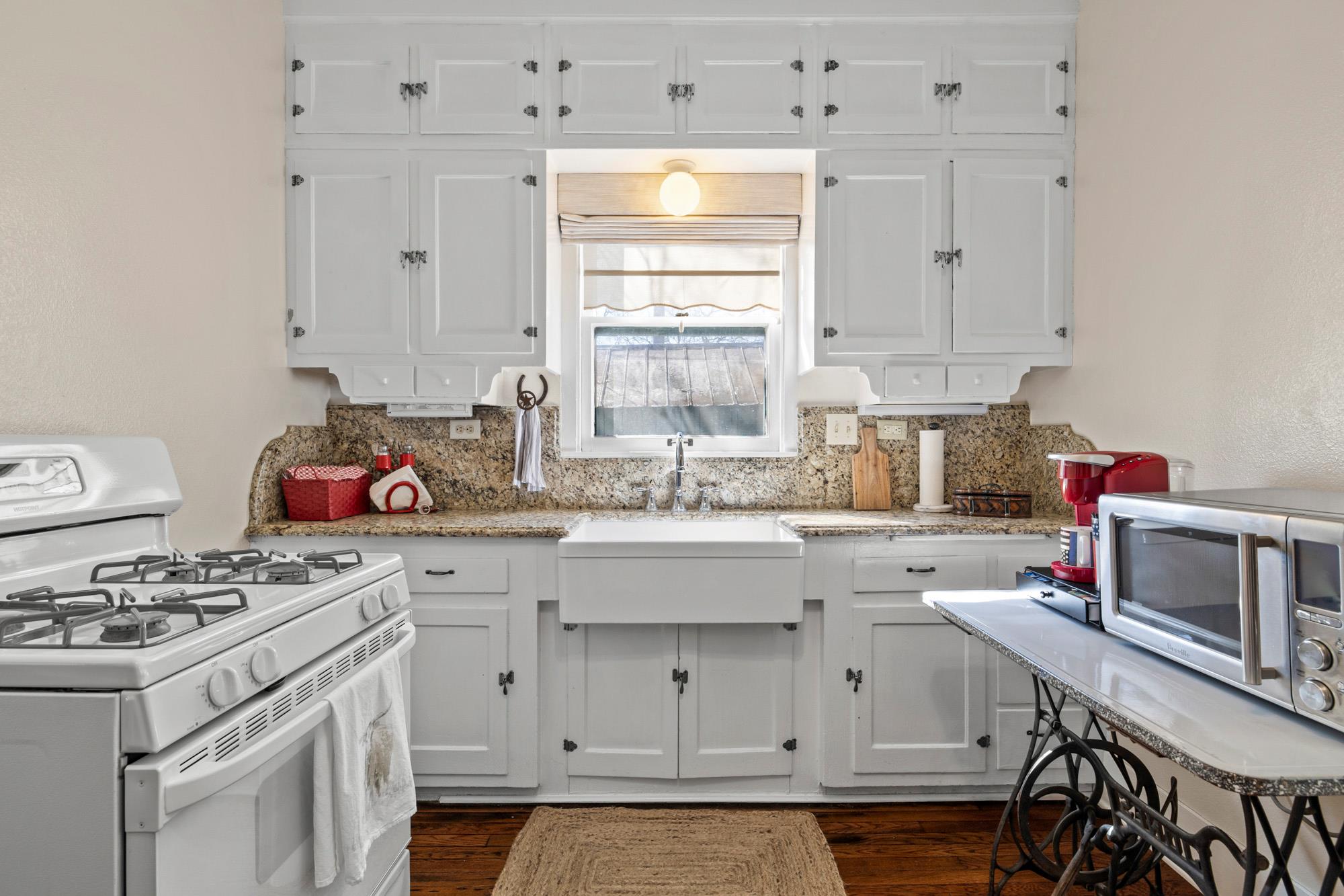 306 S Market St, Flatonia, TX 78941