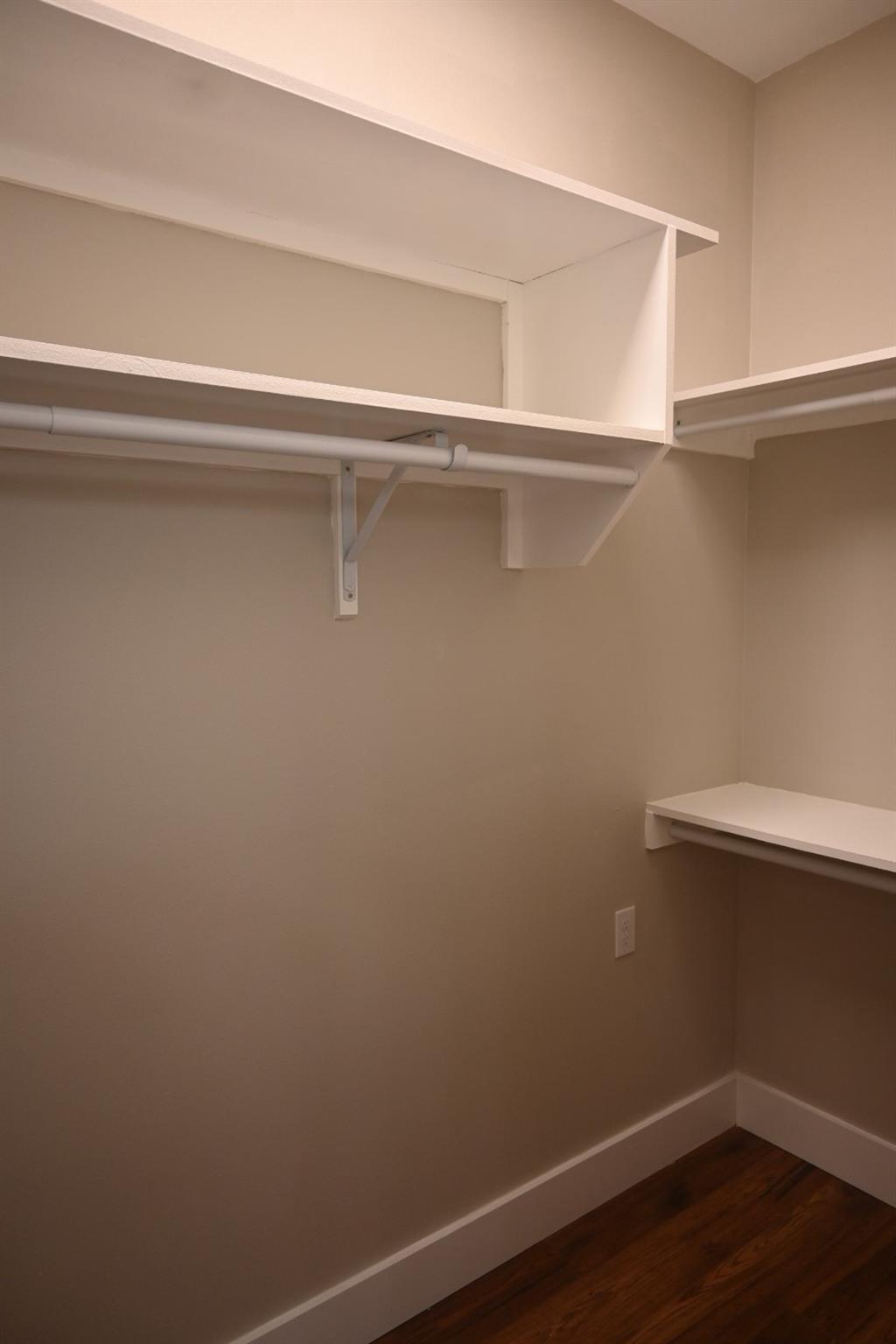 215 E 8th St, Elgin, TX 78621