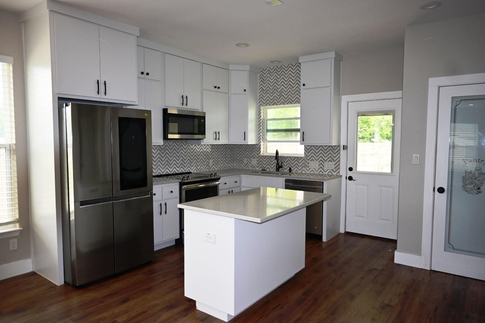 215 E 8th St, Elgin, TX 78621