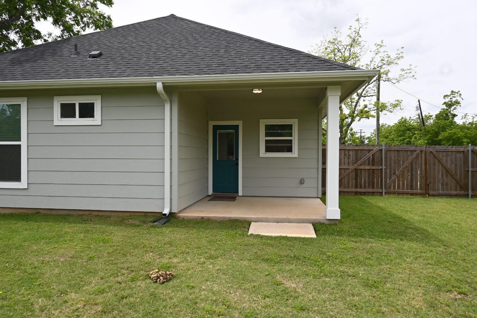 215 E 8th St, Elgin, TX 78621