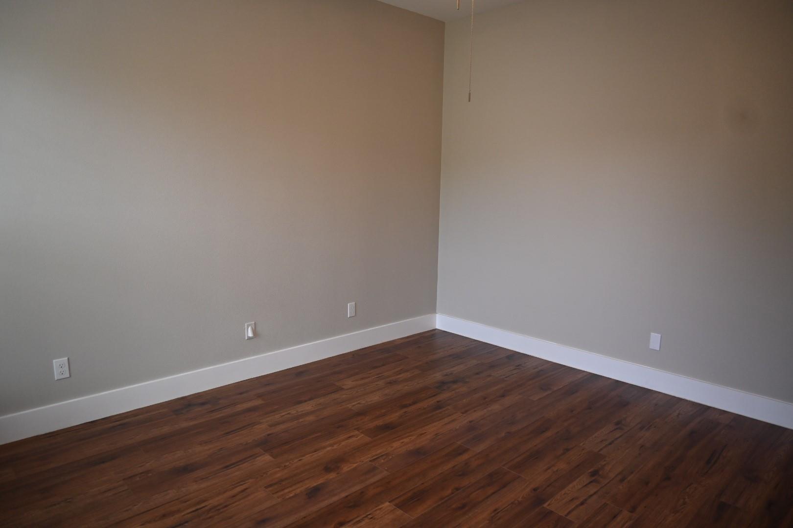 215 E 8th St, Elgin, TX 78621
