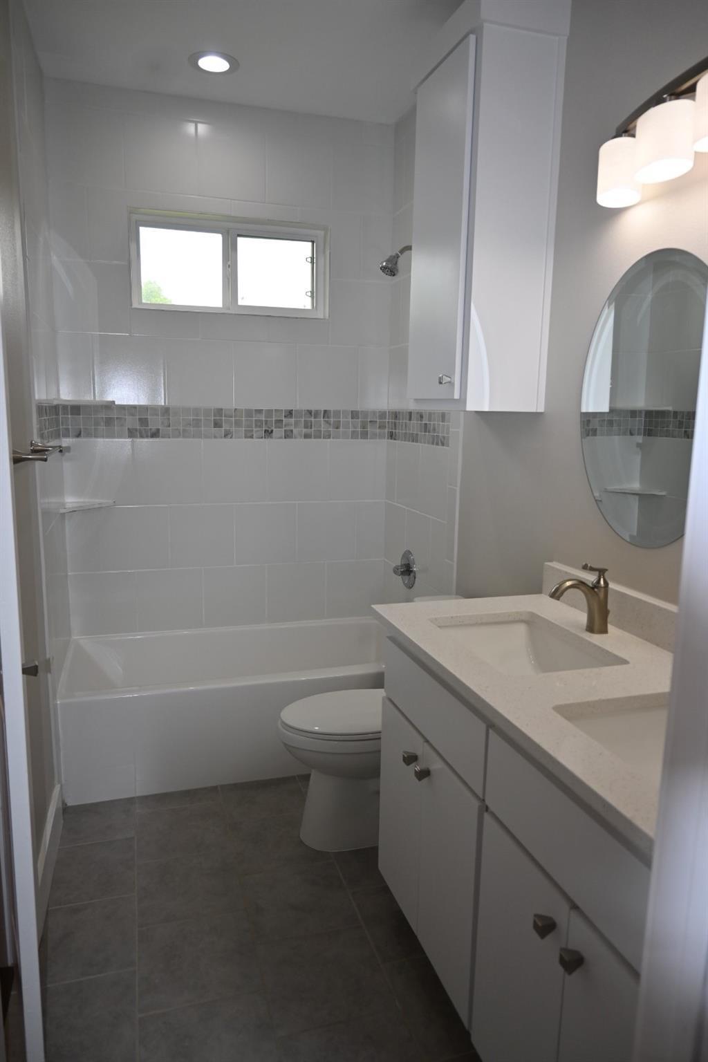 215 E 8th St, Elgin, TX 78621