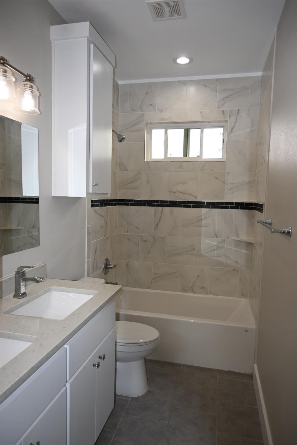 215 E 8th St, Elgin, TX 78621