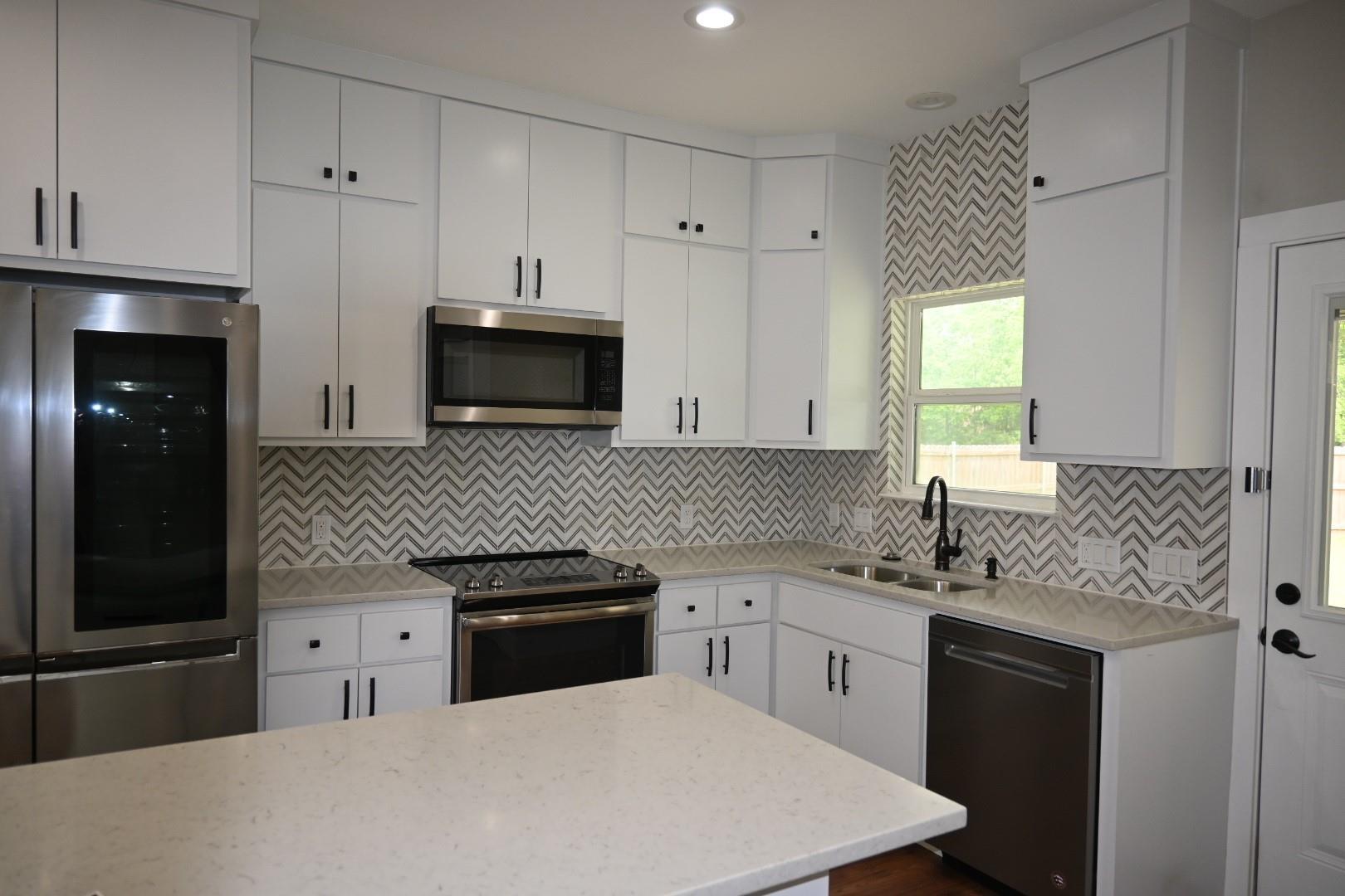 215 E 8th St, Elgin, TX 78621