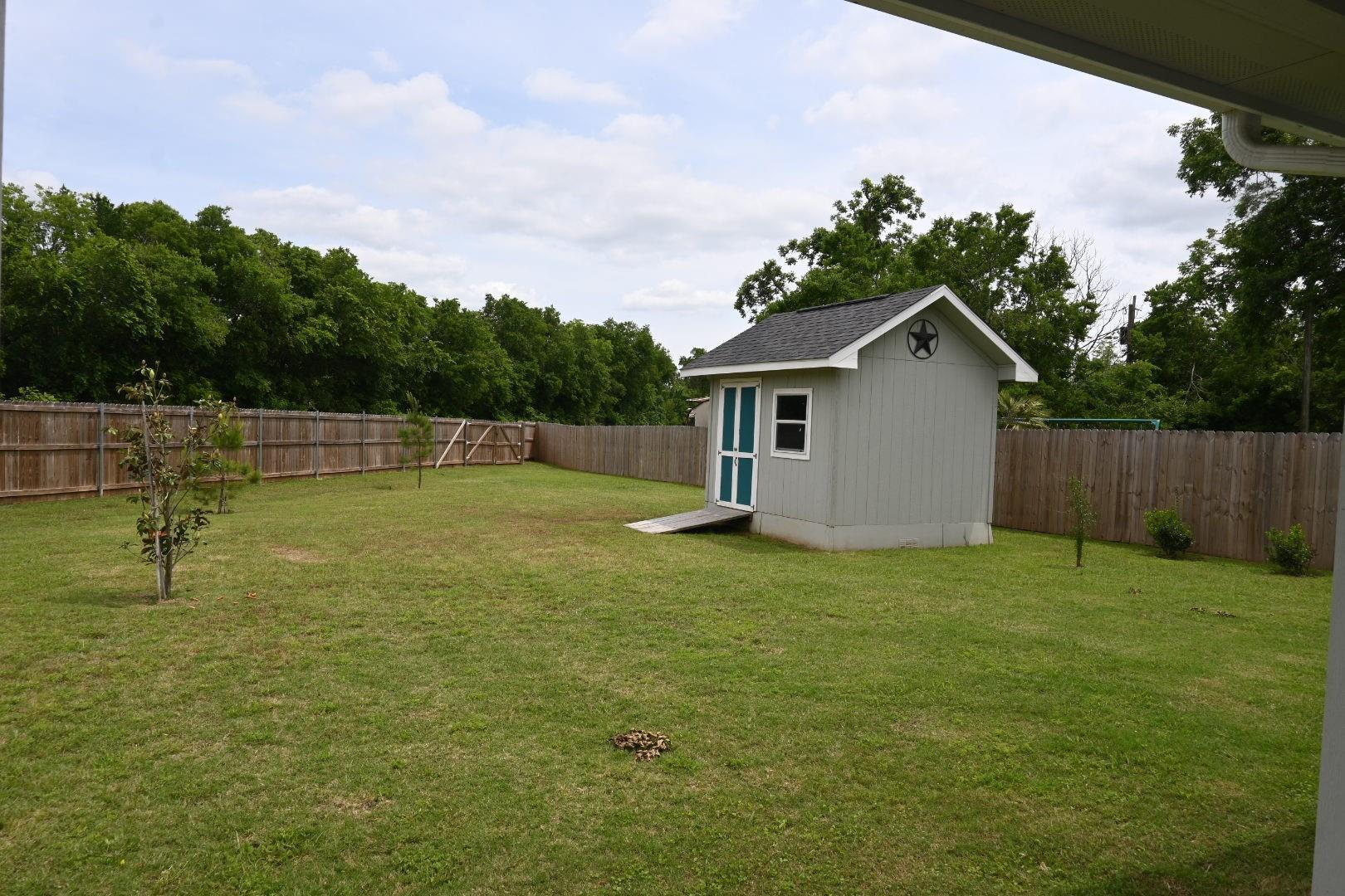 215 E 8th St, Elgin, TX 78621