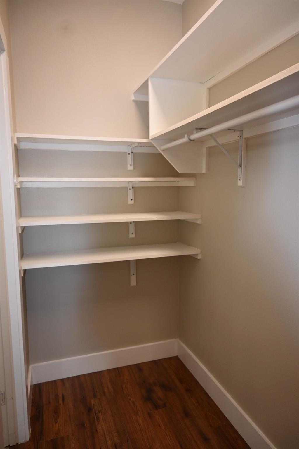 215 E 8th St, Elgin, TX 78621