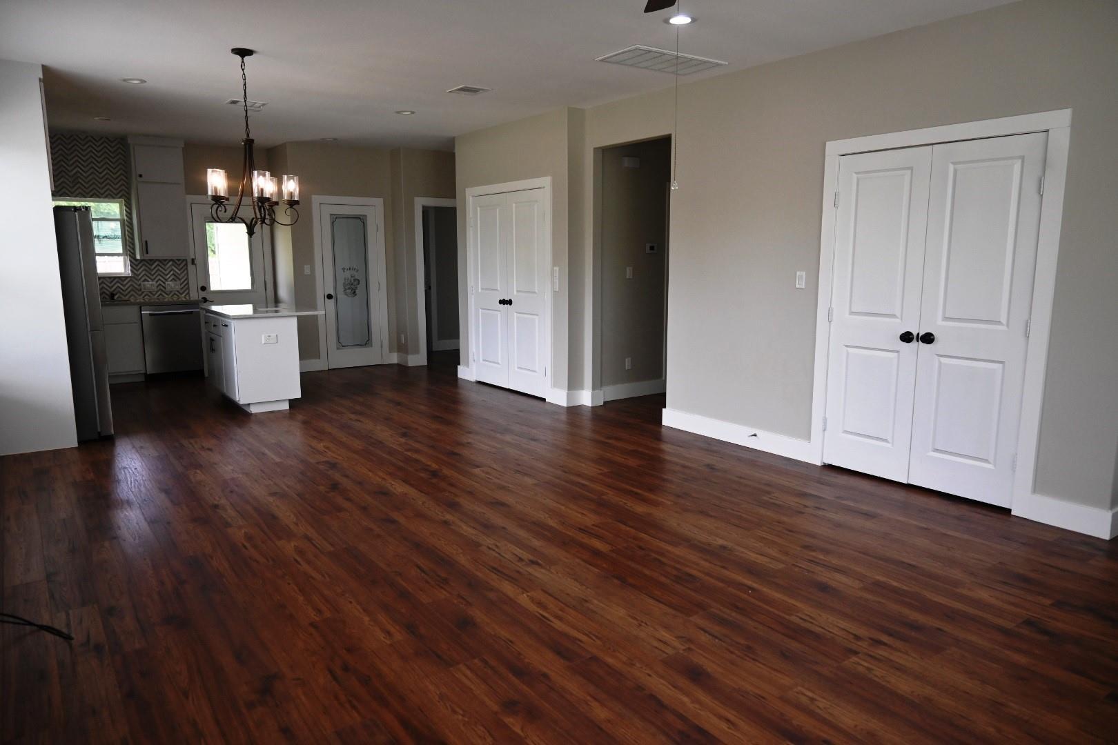 215 E 8th St, Elgin, TX 78621