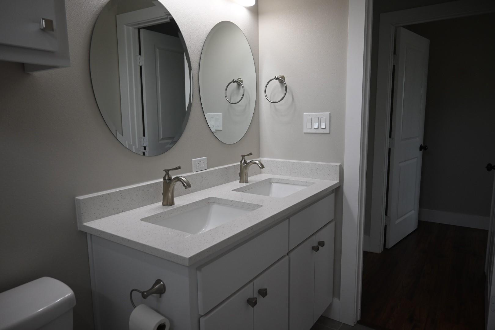 215 E 8th St, Elgin, TX 78621