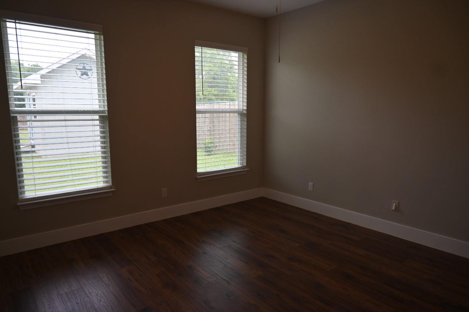 215 E 8th St, Elgin, TX 78621
