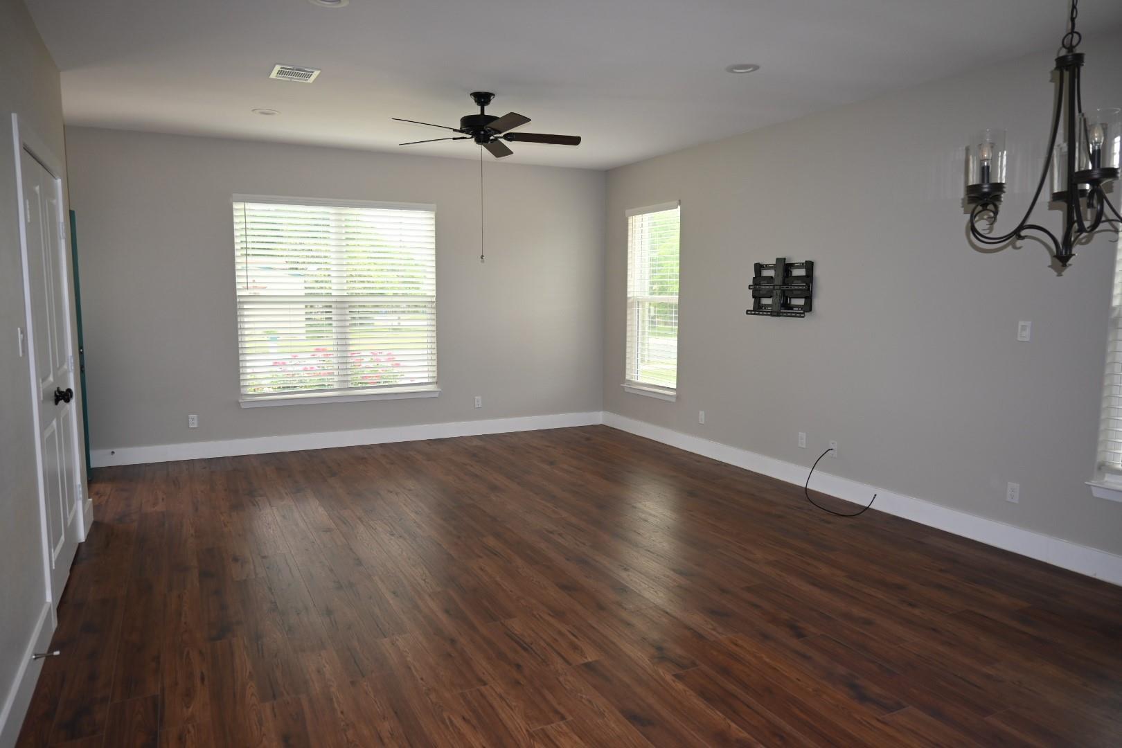 215 E 8th St, Elgin, TX 78621