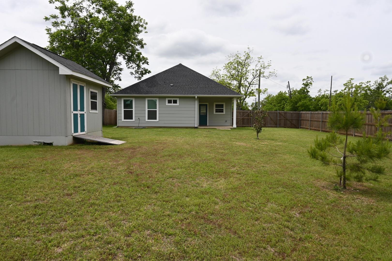 215 E 8th St, Elgin, TX 78621
