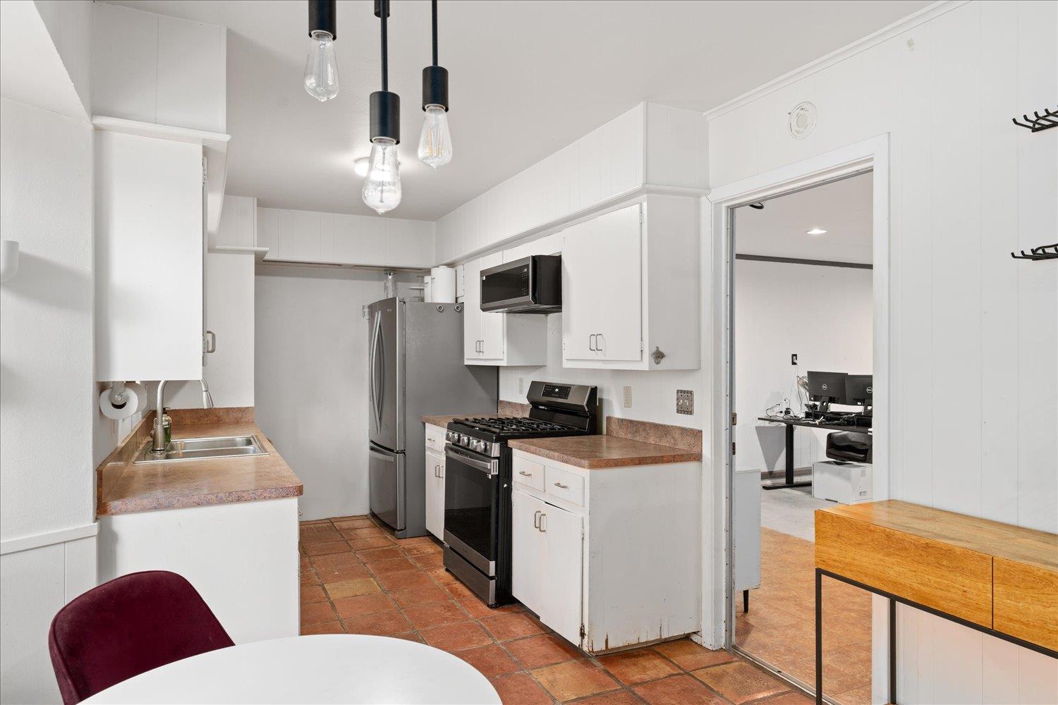 8102 Shadowood Dr, Austin, TX 78757