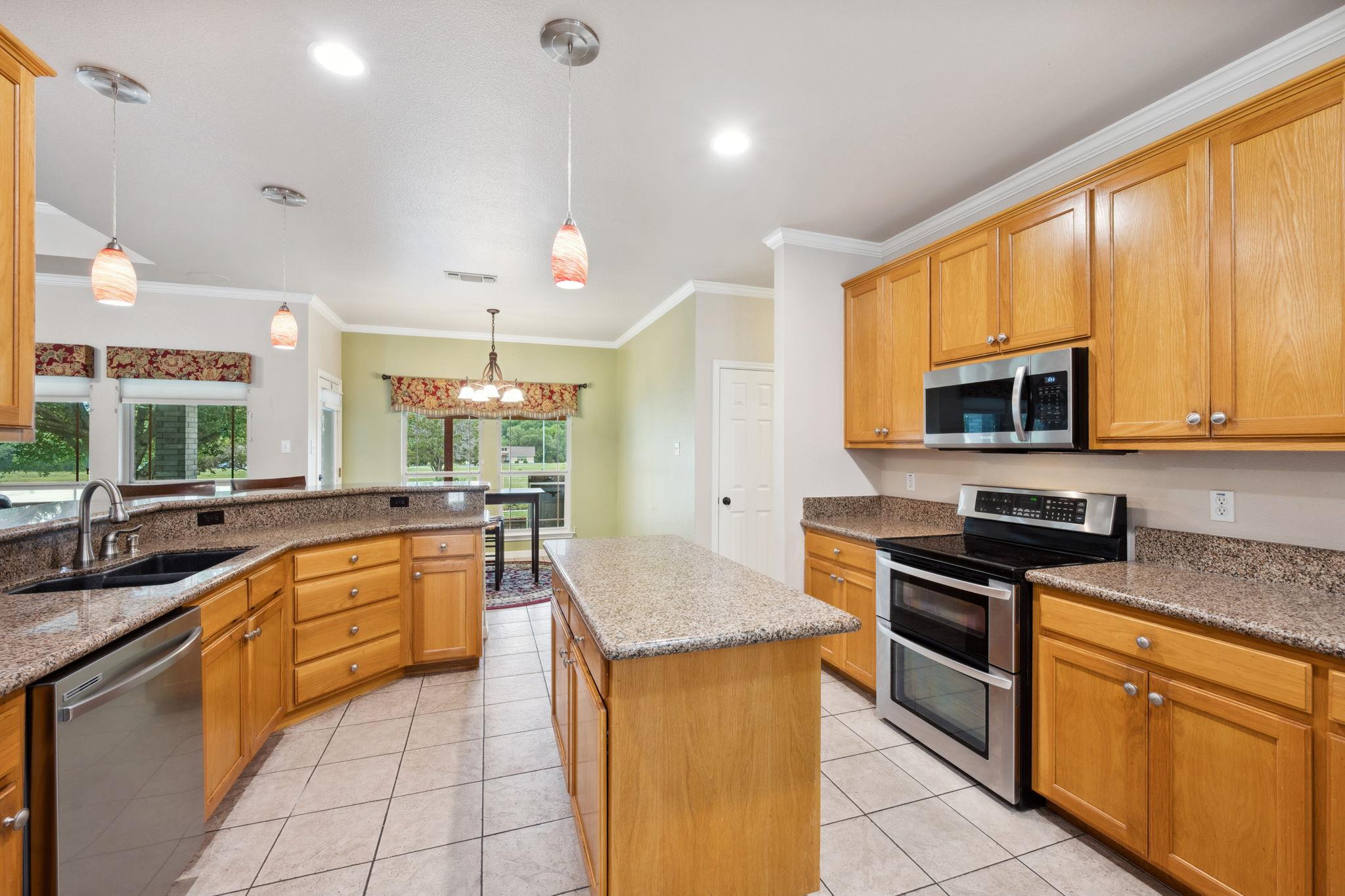 460 Shayla Ln, Canyon Lake, TX 78133