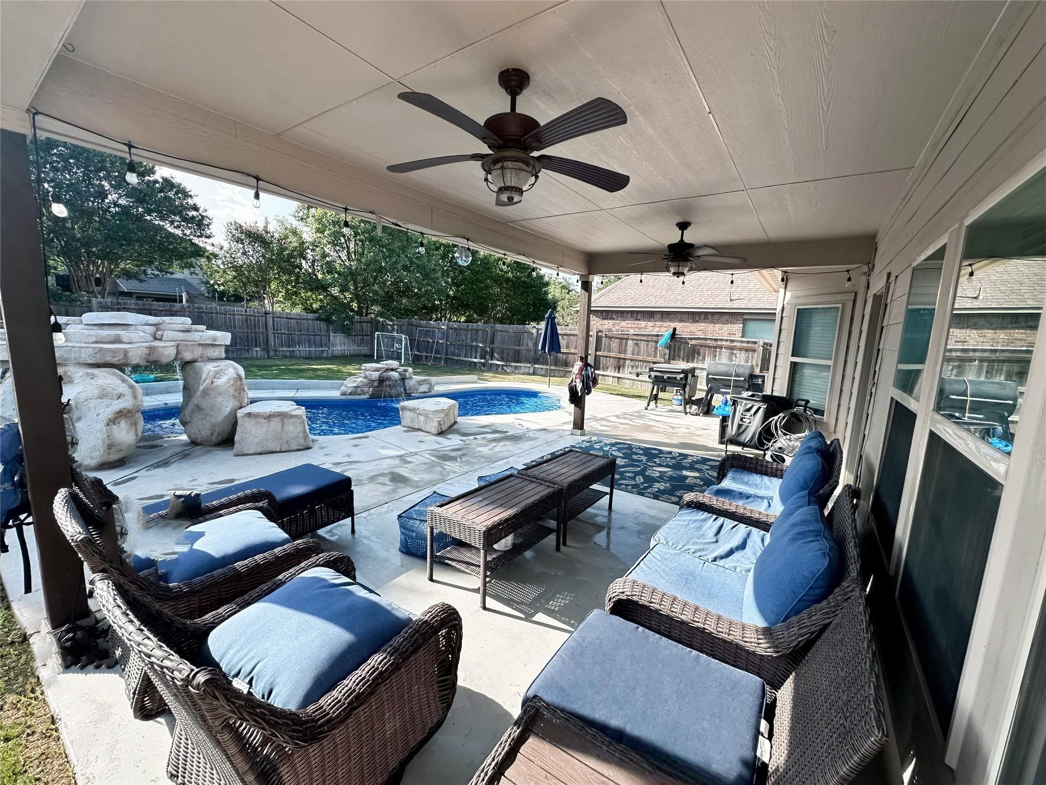 529 Oyster Crk, Buda, TX 78610