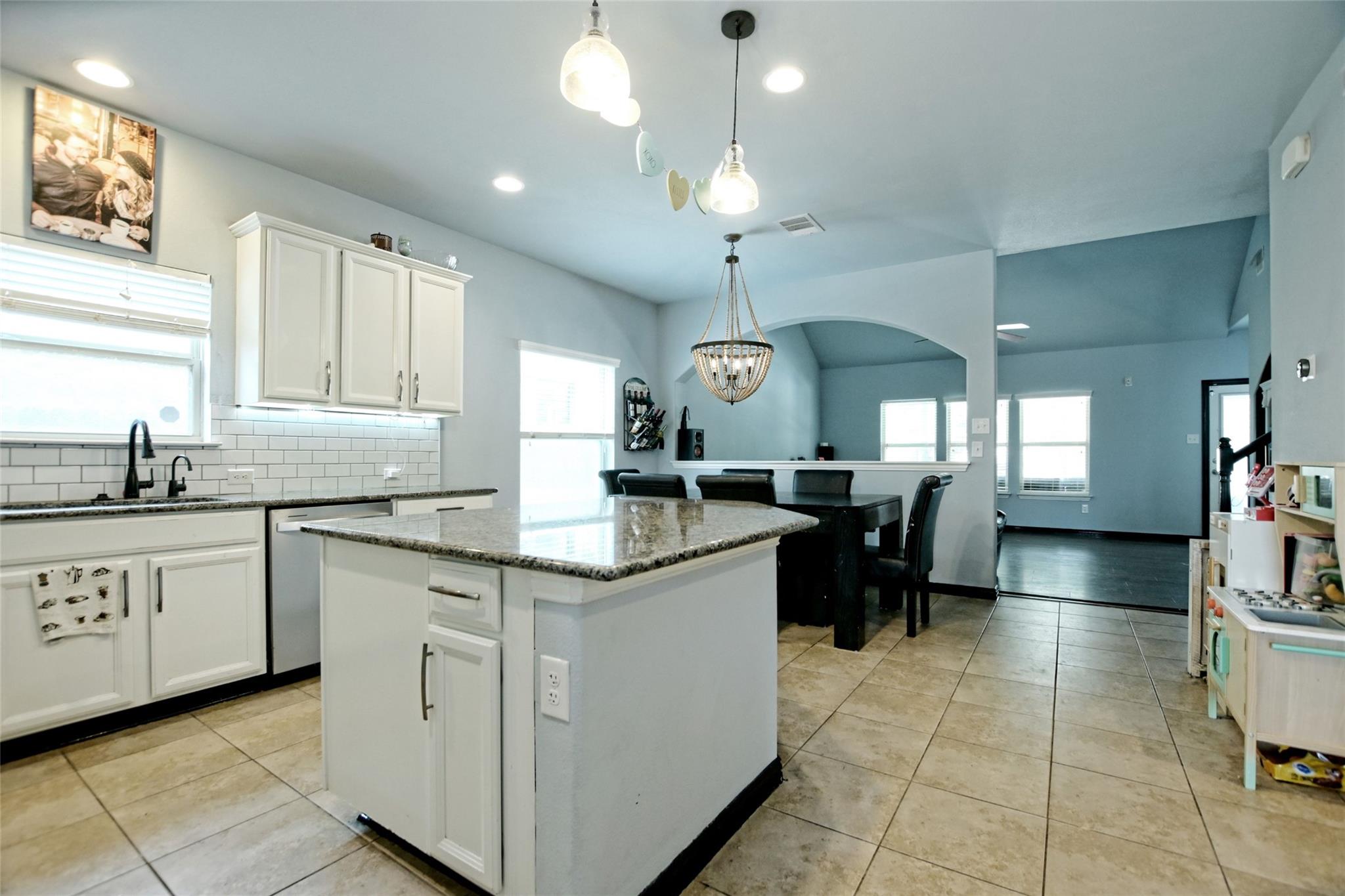 529 Oyster Crk, Buda, TX 78610