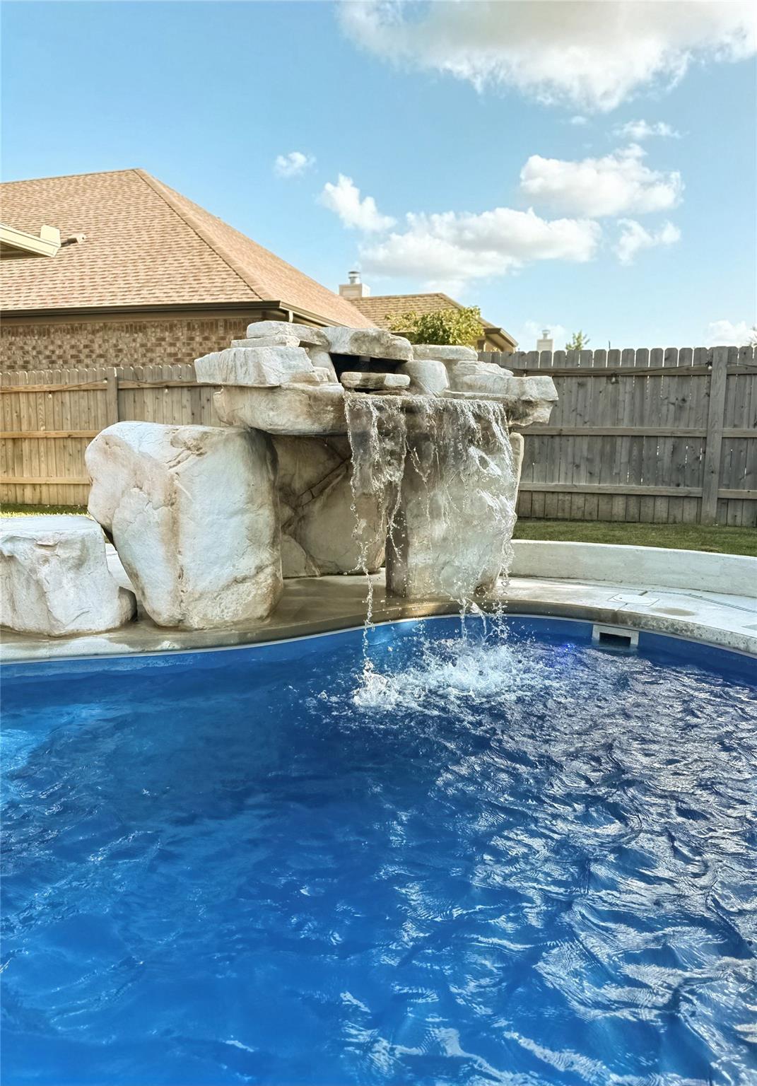 529 Oyster Crk, Buda, TX 78610