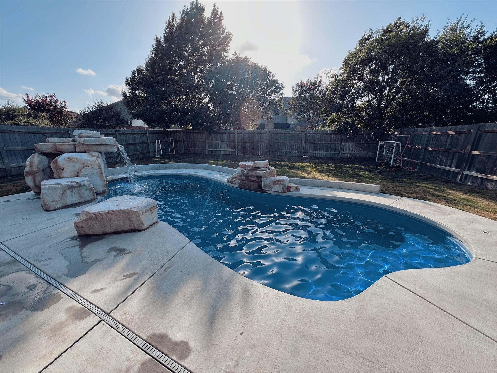 529 Oyster Crk, Buda, TX 78610