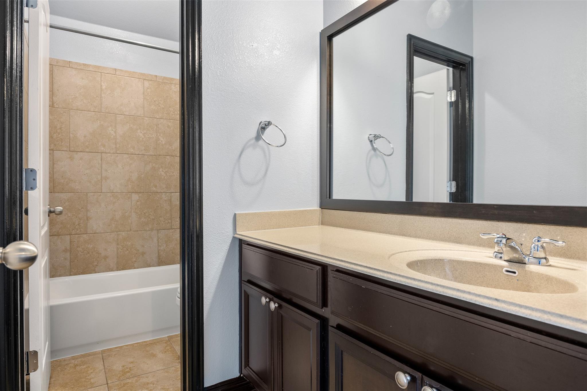 529 Oyster Crk, Buda, TX 78610