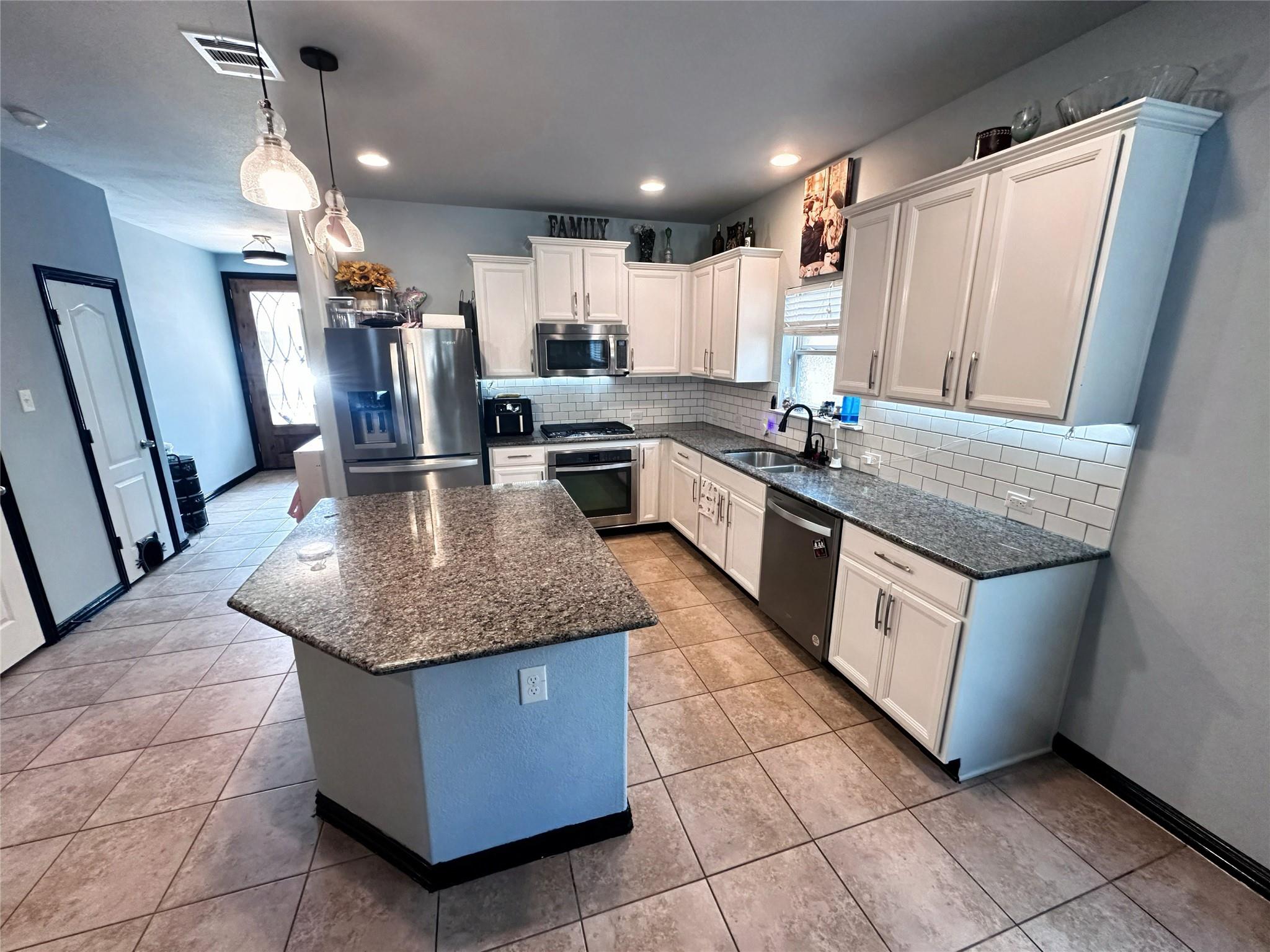 529 Oyster Crk, Buda, TX 78610