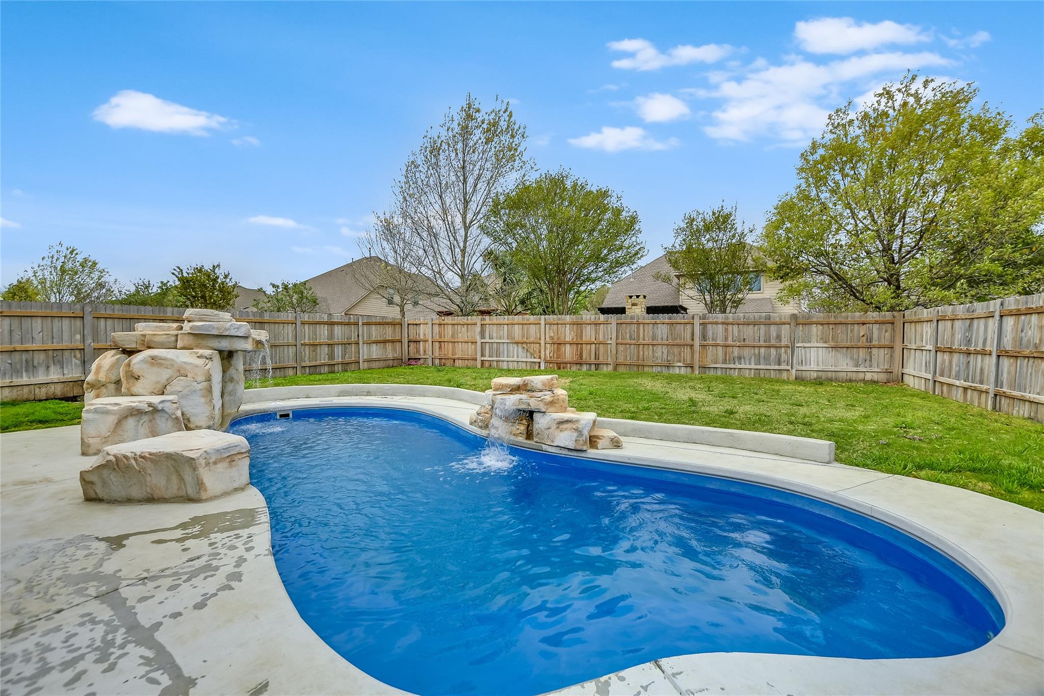 529 Oyster Crk, Buda, TX 78610