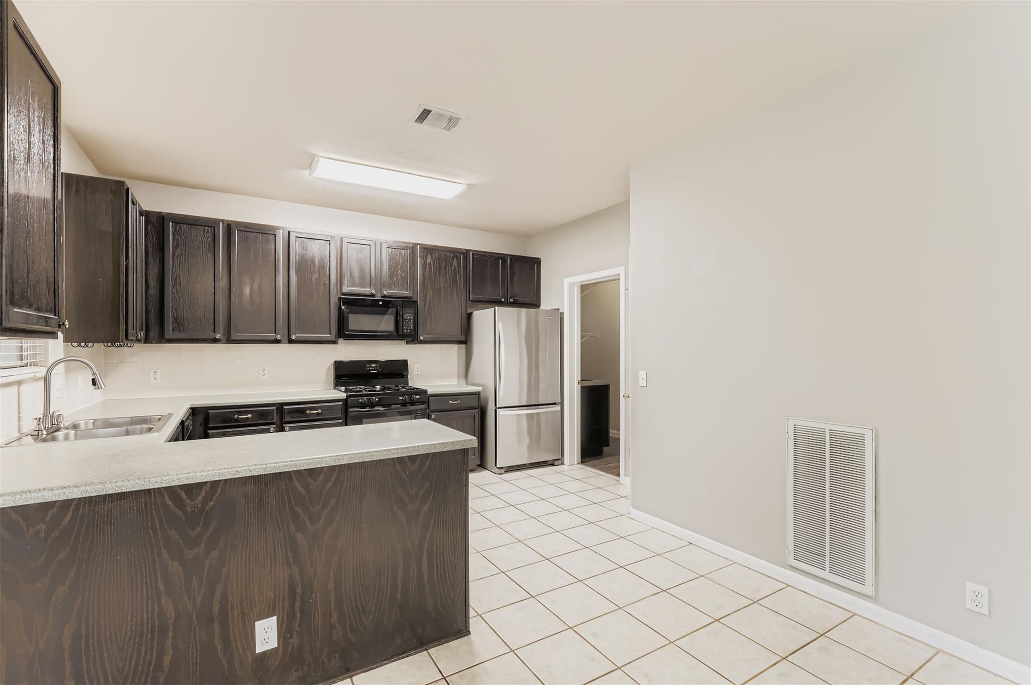 6050 Almelo Dr, Round Rock, TX 78681