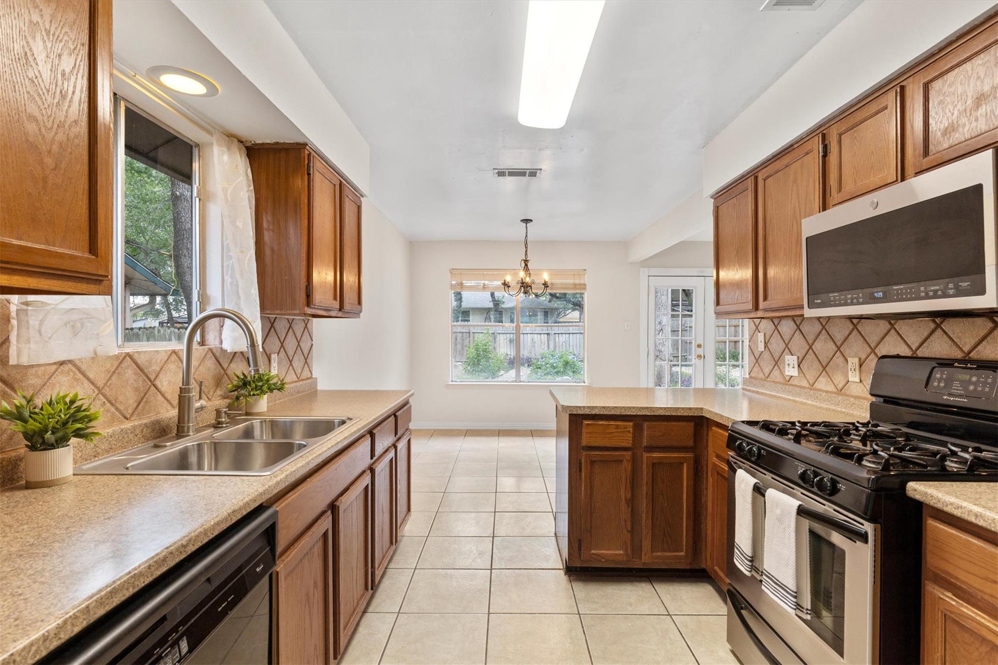 9400 Canus Dr, Austin, TX 78748