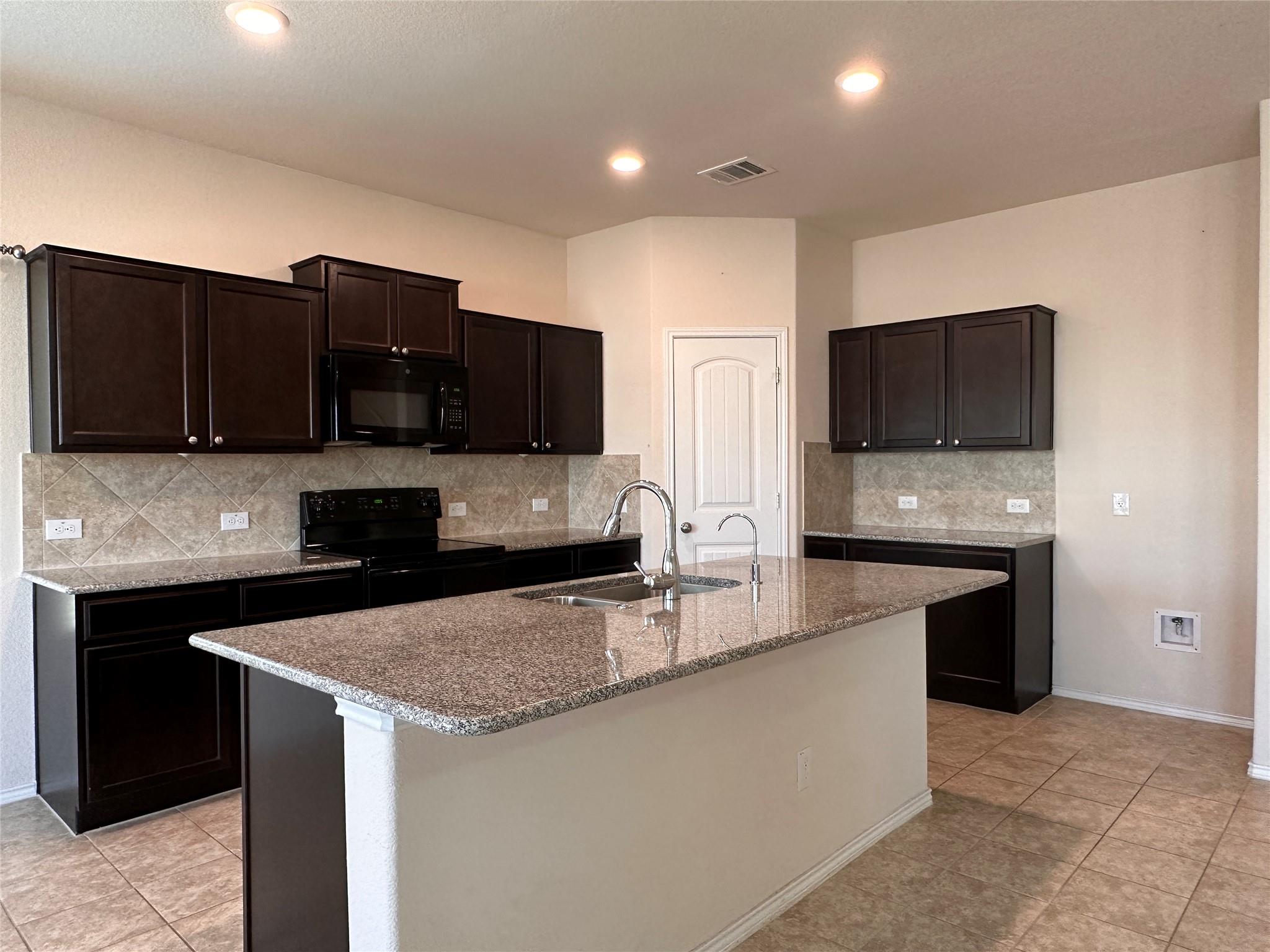 148 Ammonite Ln, Jarrell, TX 76537