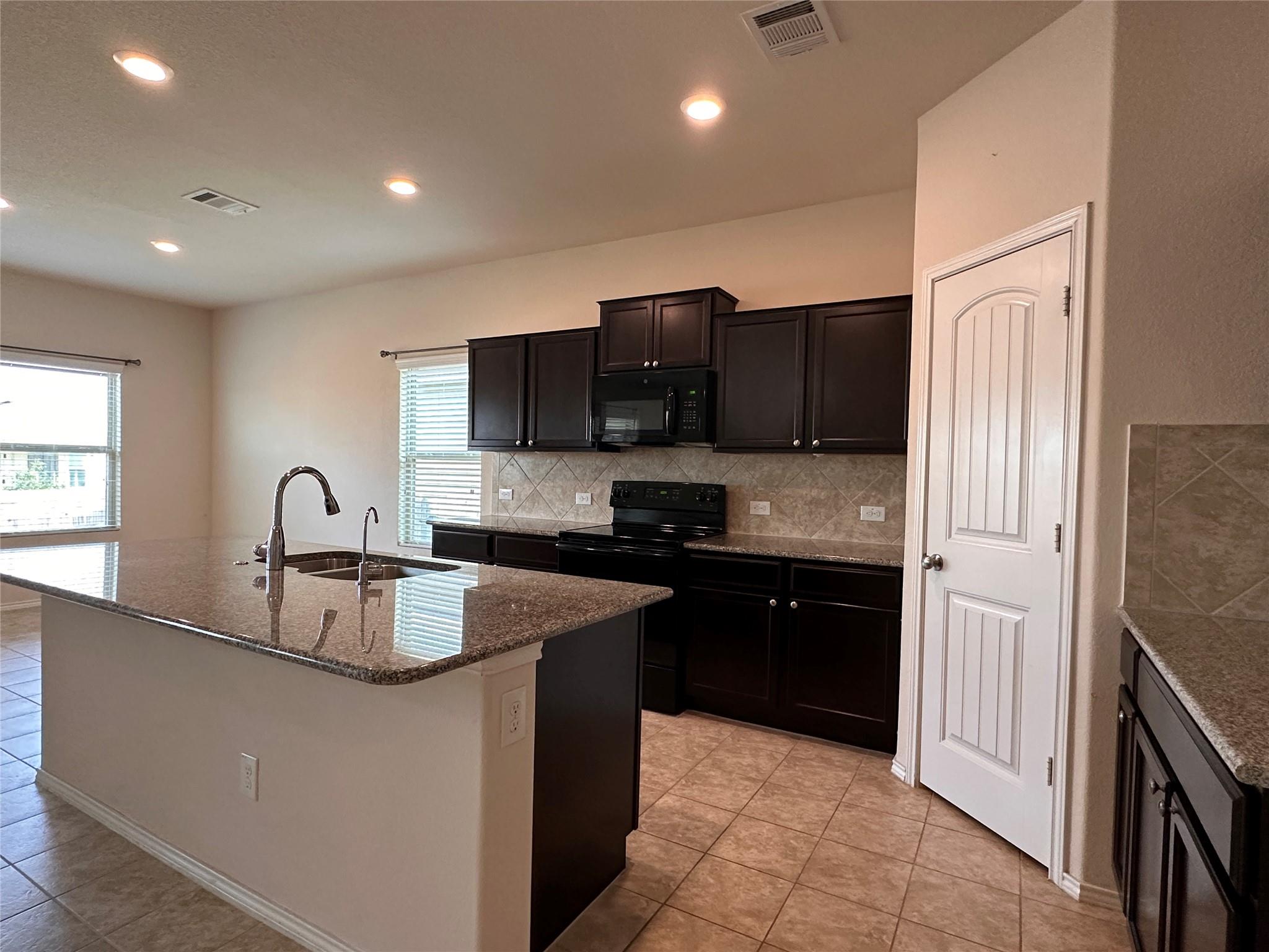 148 Ammonite Ln, Jarrell, TX 76537