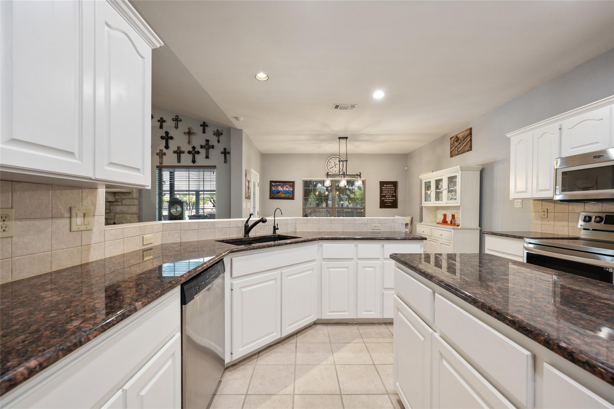 401 N Fox Xing, Burnet, TX 78611